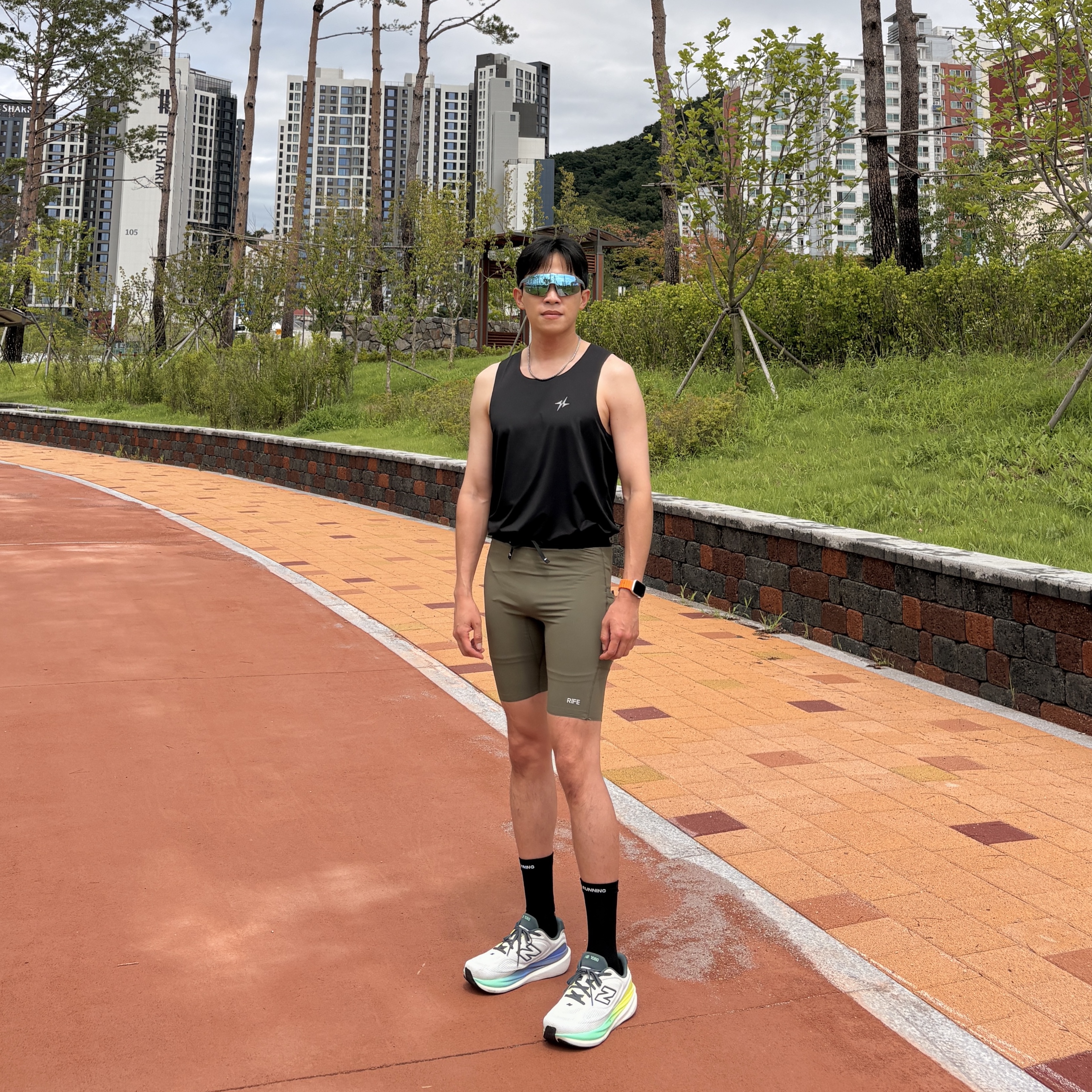 New Balance 1080v15 Reflection Graphite  - 2E Wide 착용 스타일 - 2