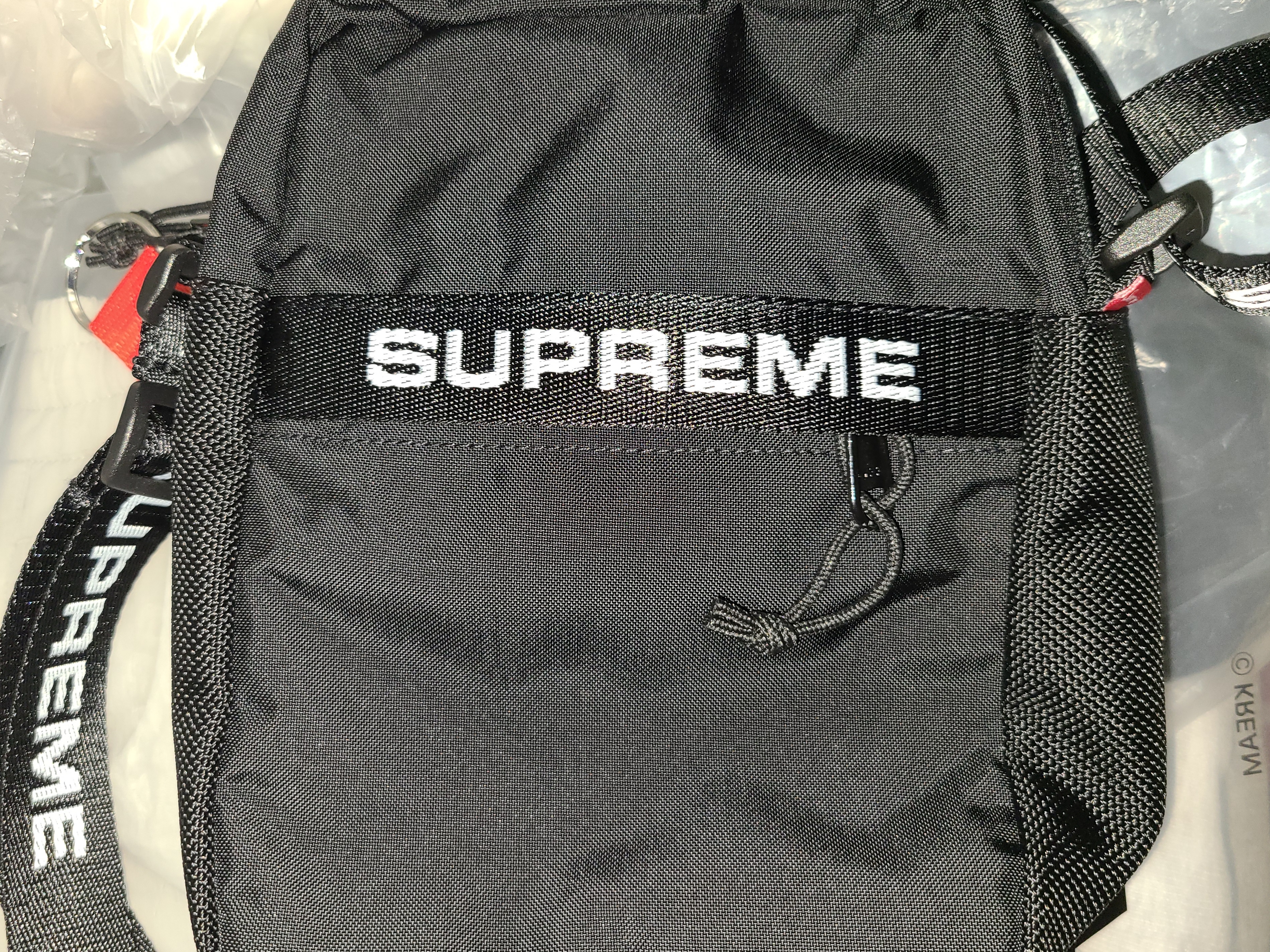 Supreme Shoulder Bag Black - 22FW 착용 스타일