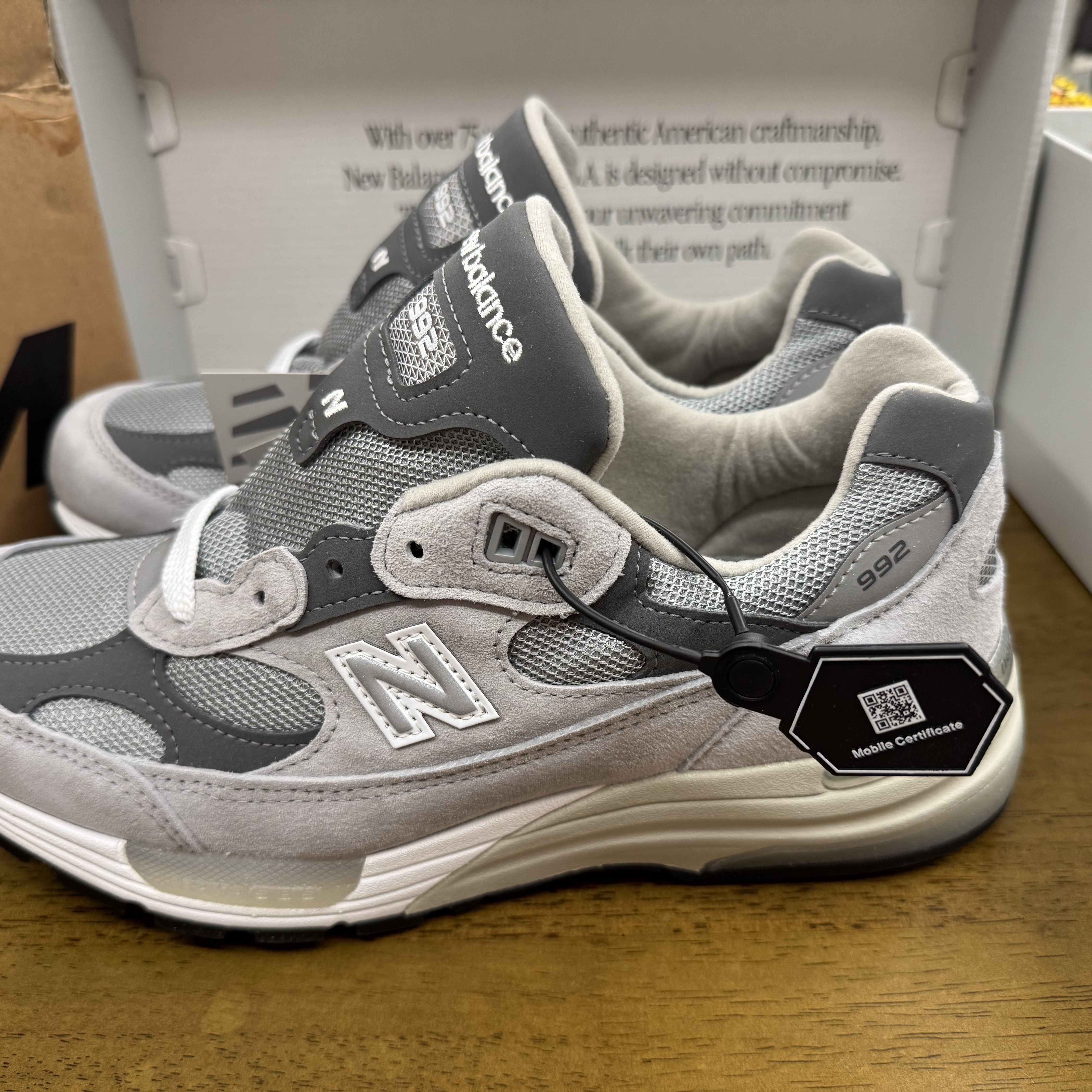 New Balance 992 Made in USA Core Grey Silver Metallic 착용 스타일 - 4