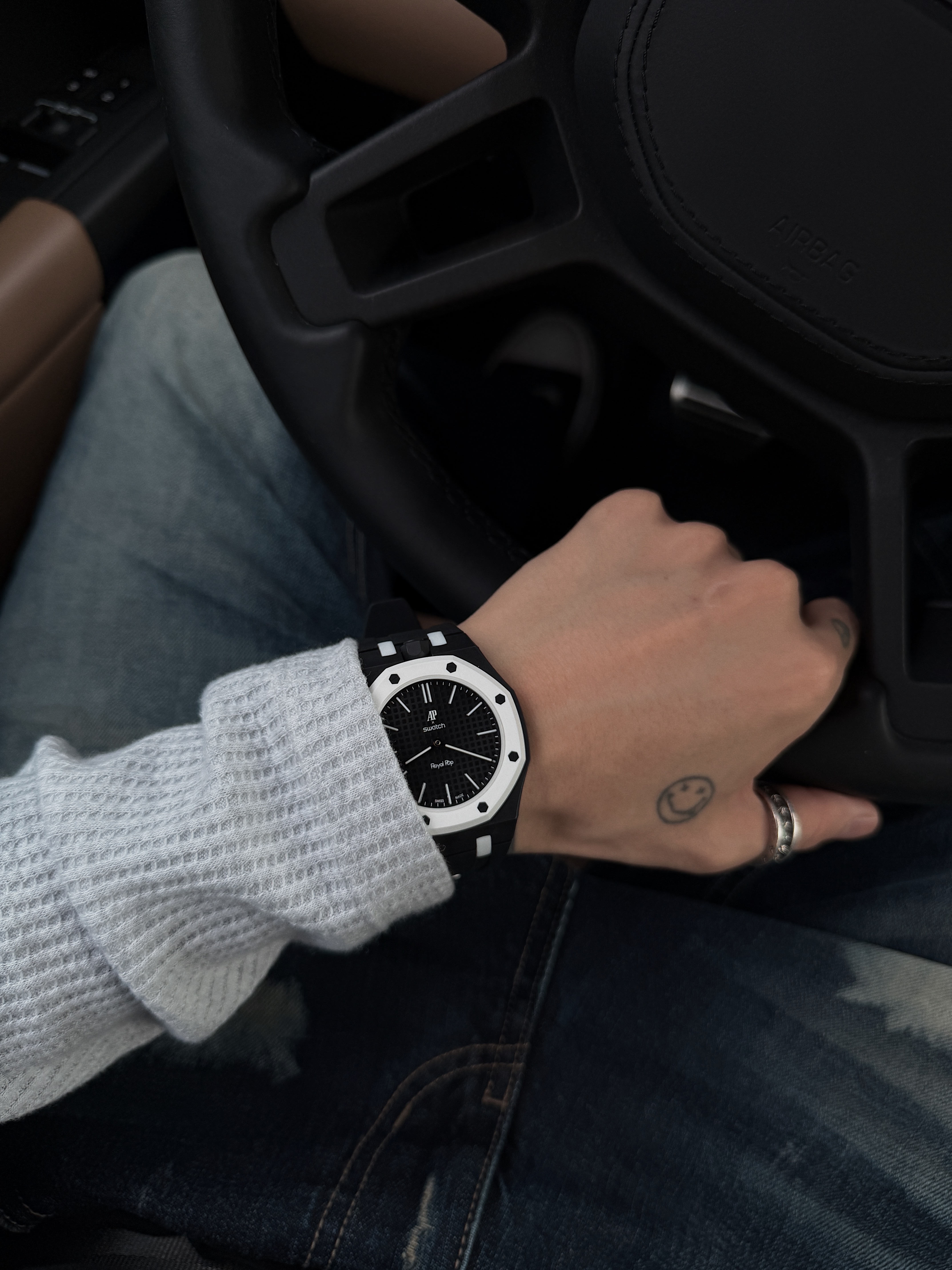 Swatch x Audemars Piguet Bioceramic Royal Pop Ocho Negro 착용 스타일 - 1