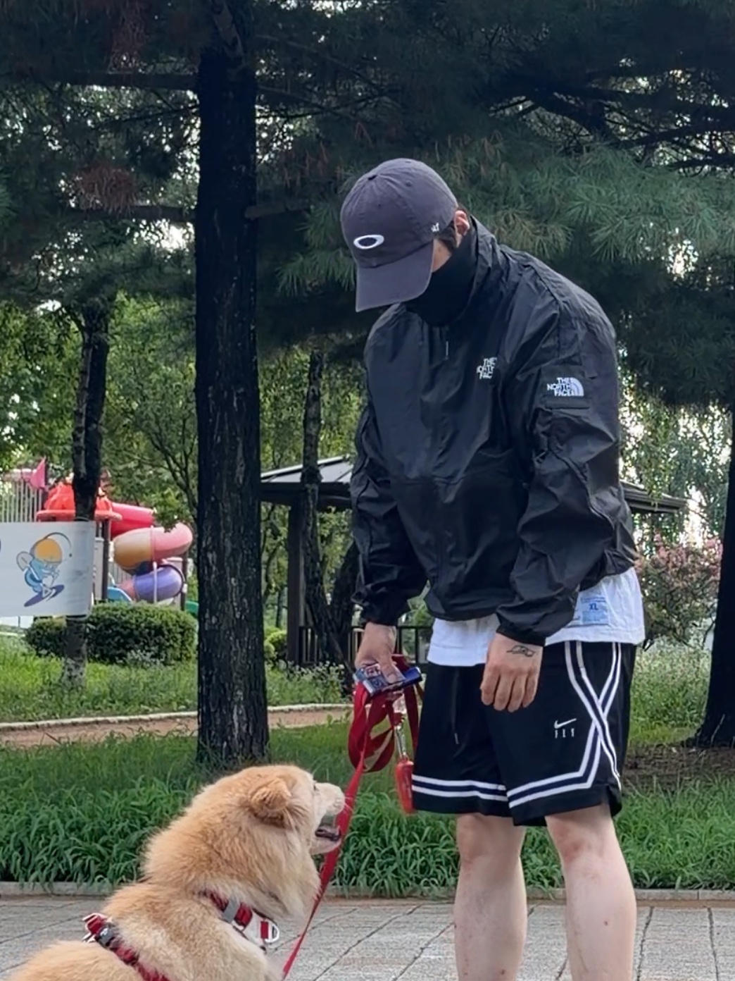 Oakley Remix Dad Hat Blackout, The North Face White Label Olema LT Jacket Black 착용 스타일 - 3