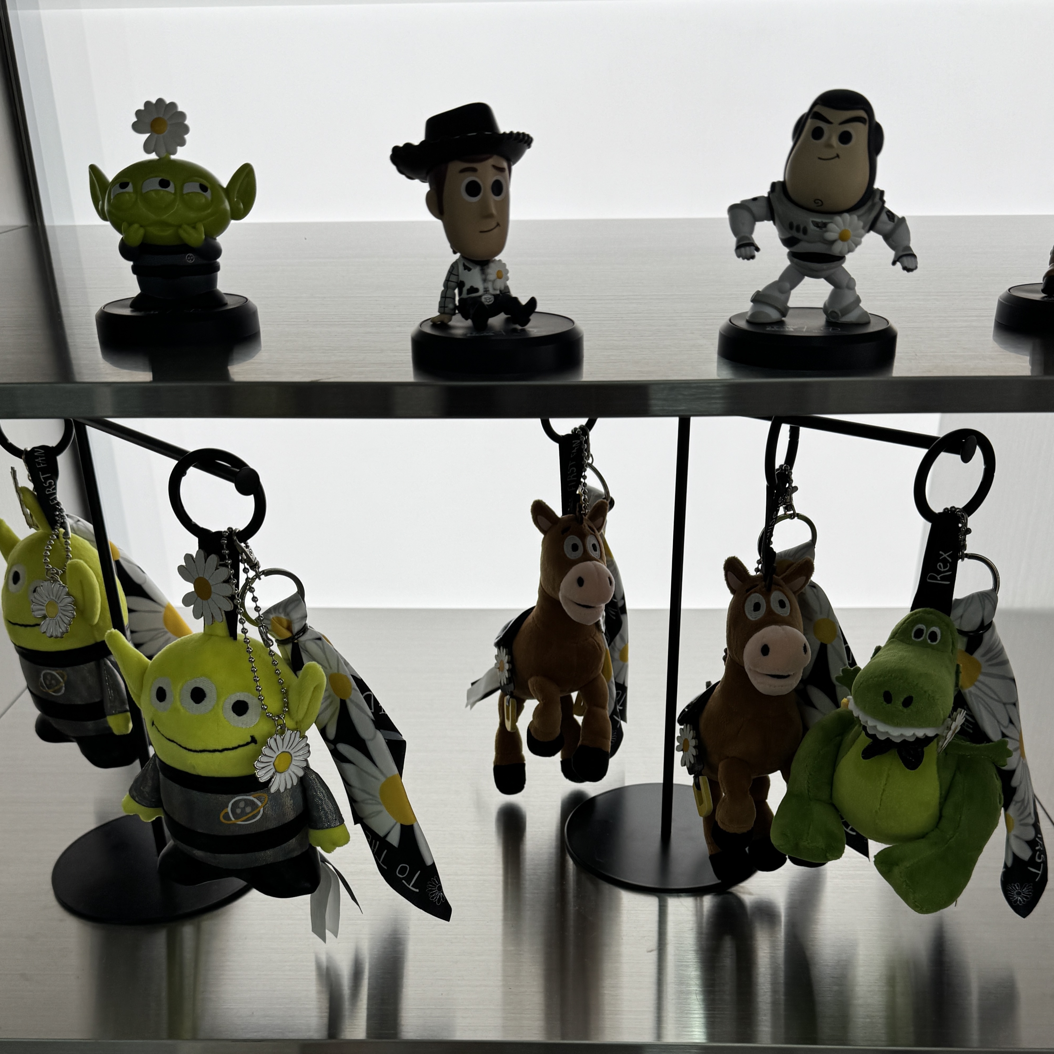 Peaceminusone x Toy Story The First Fan Plush Keyring Sealed Case (1 Blind Box) 착용 스타일