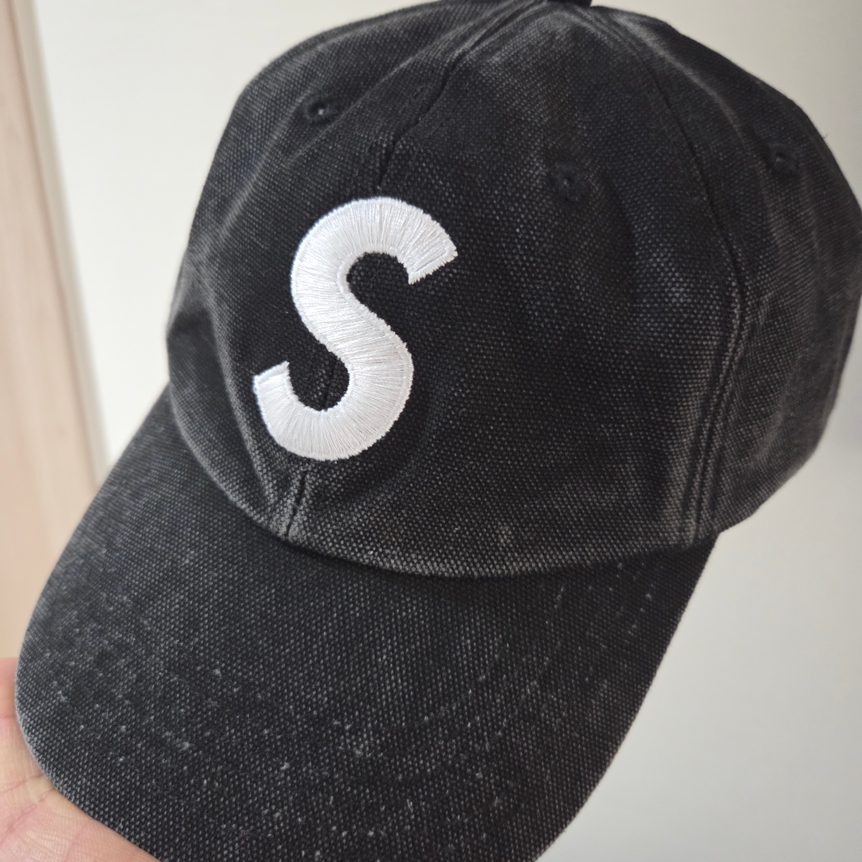 Supreme Pigment Coated S Logo 6-Panel Black - 26SS 착용 스타일