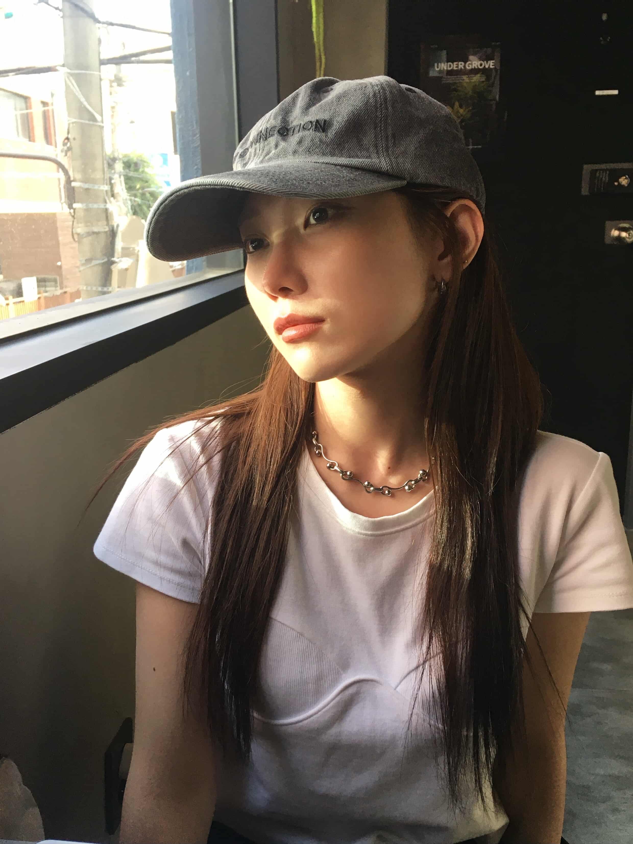 AX CONNECTION Logo Embroidered Cap Soft Grey, AX CONNECTION Logo Embroidered Cap Black 착용 스타일 - 1