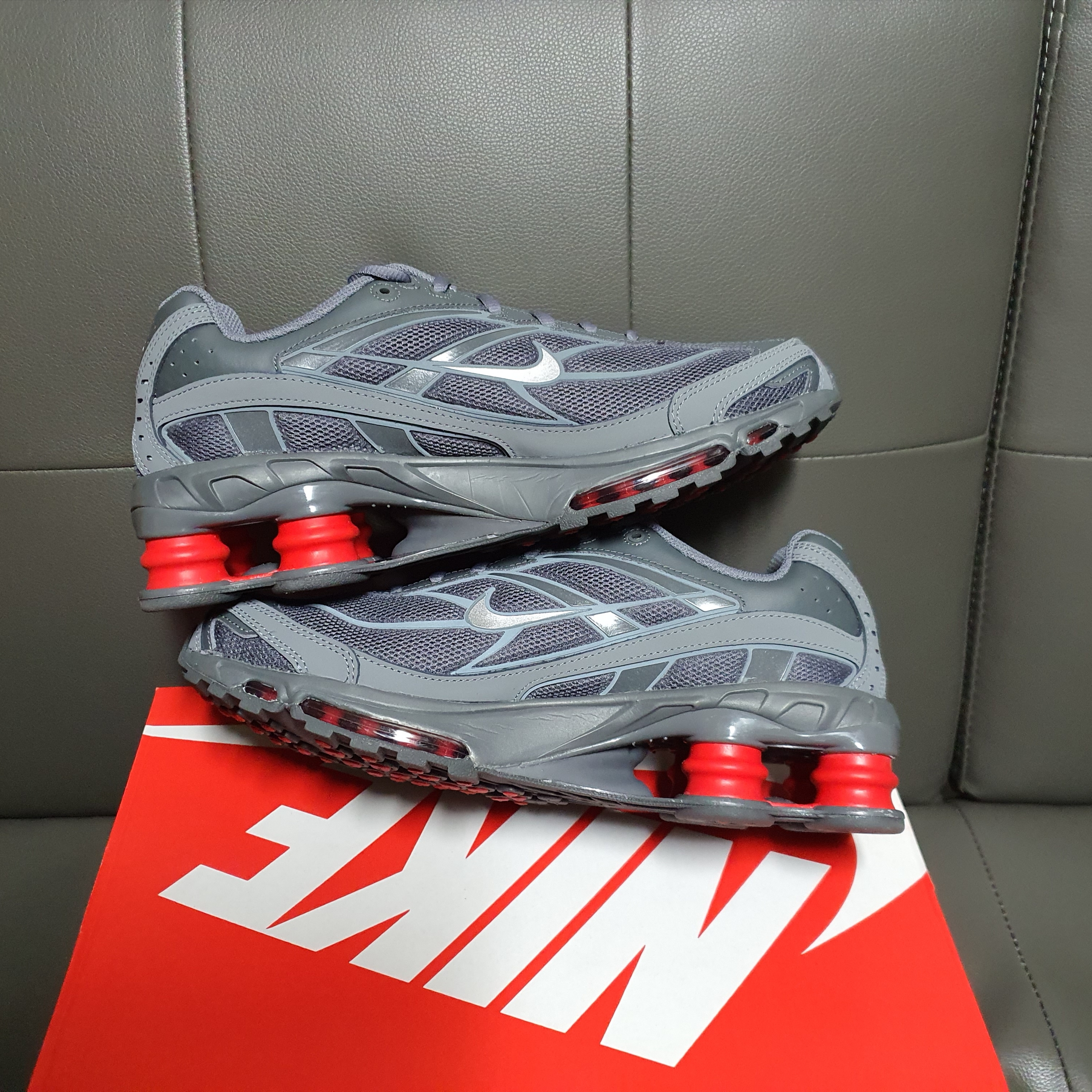 Nike Shox Ride 2 Smoke Grey University Red 착용 스타일
