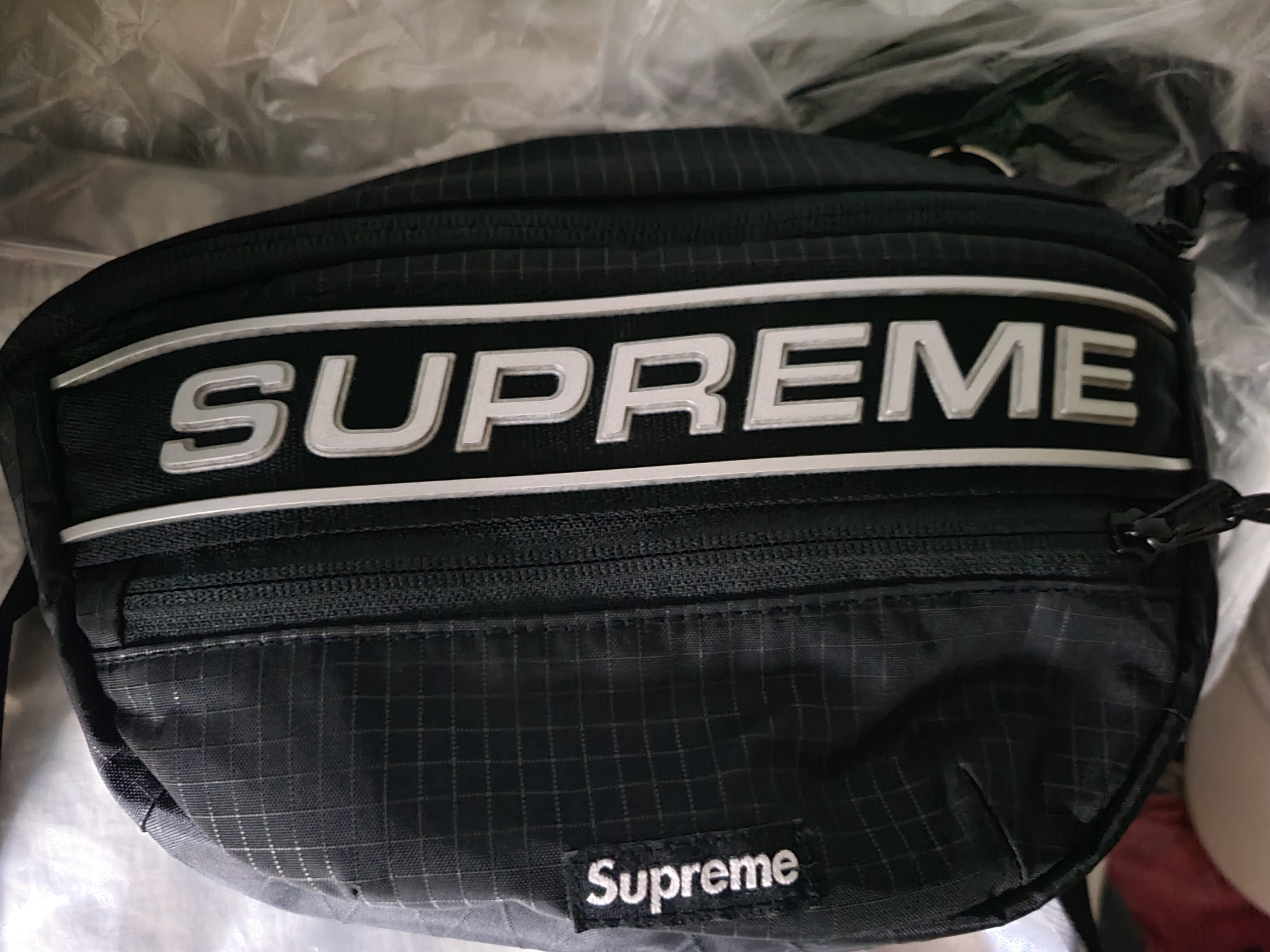 Supreme Waist Bag Black - 23FW 착용 스타일