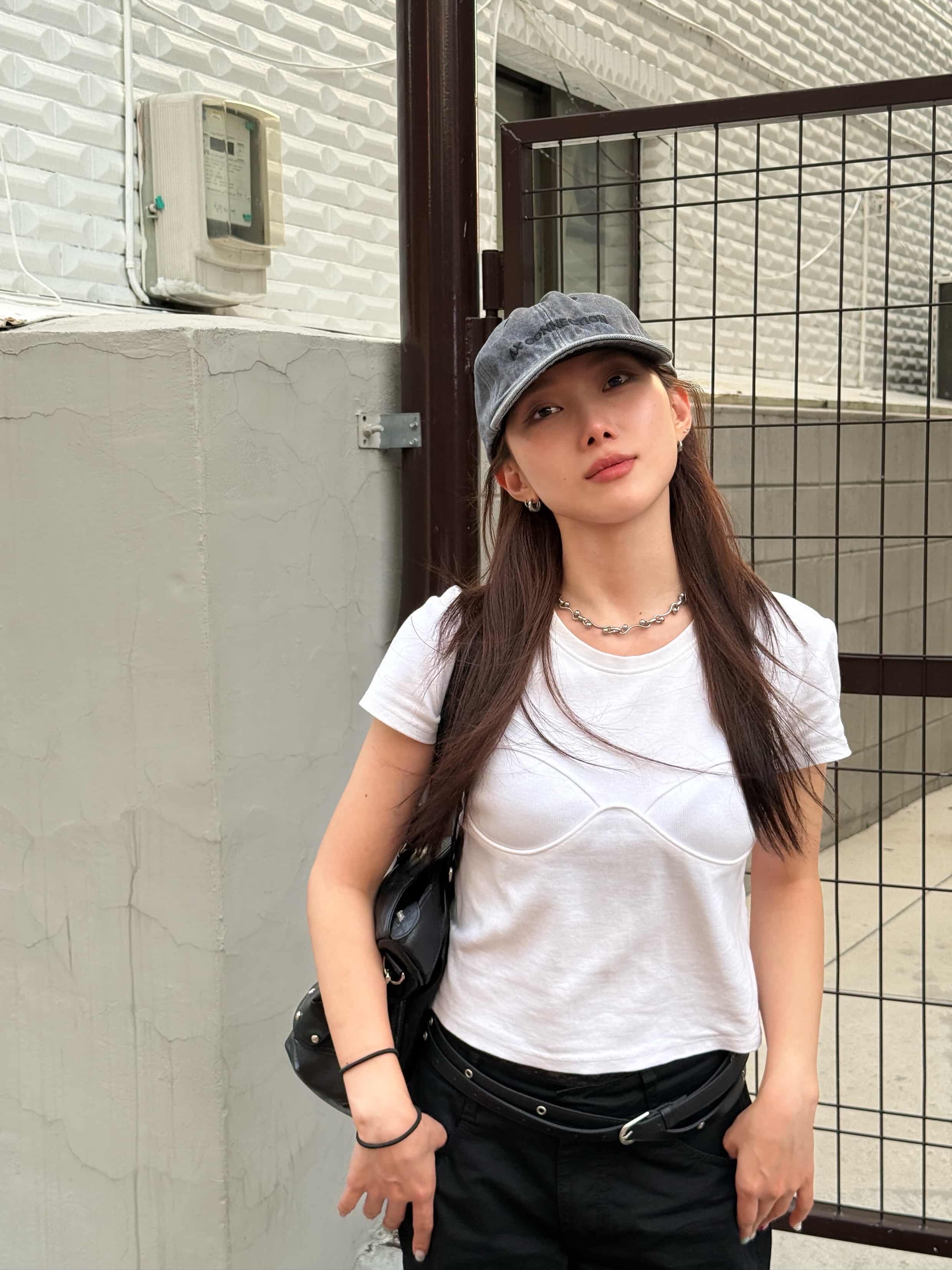AX CONNECTION Logo Embroidered Cap Soft Grey 착용 스타일 - 1