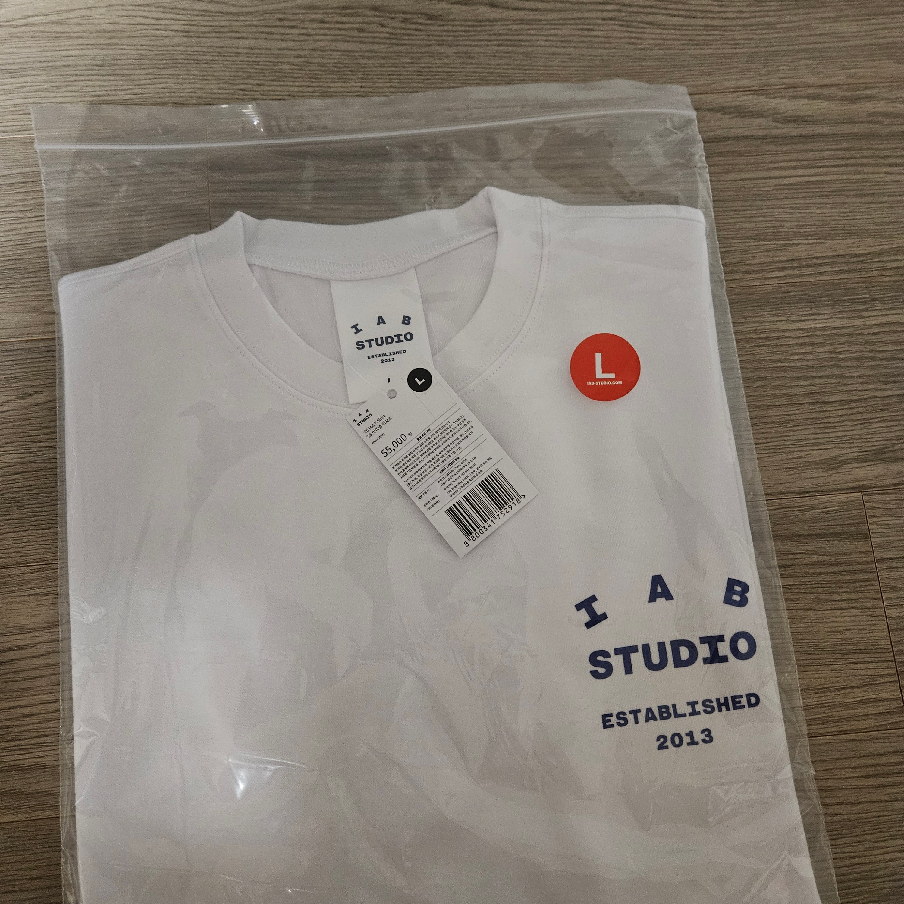 IAB Studio 26 IAB T-Shirt White Navy 착용 스타일