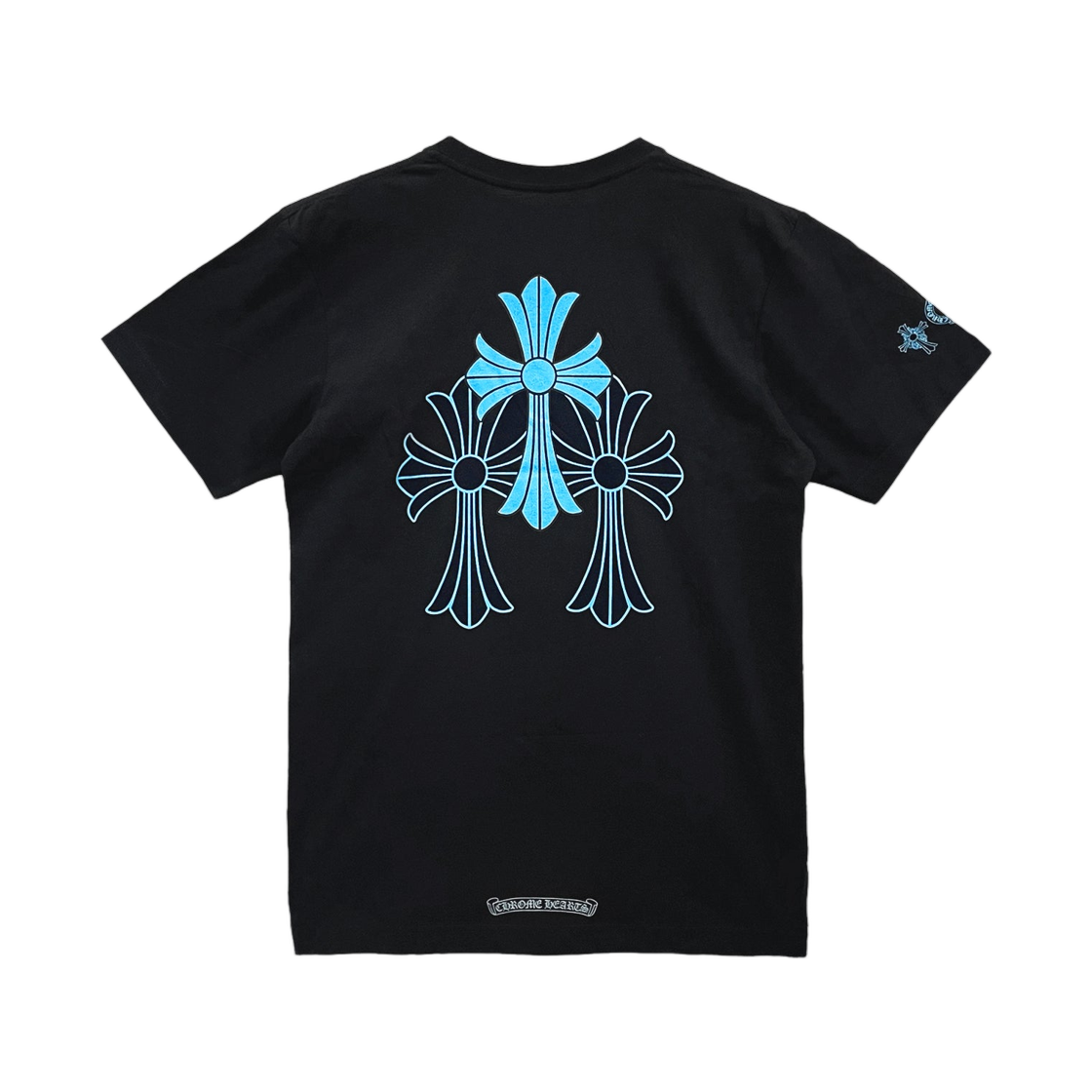 크롬하츠 트리플 크로스 로고 홀스슈 포켓 티셔츠 블랙 스카이 블루(Chrome Hearts Triple Cross Logo Horseshoe Poket T-Shirt Black Sky Blue) - 1