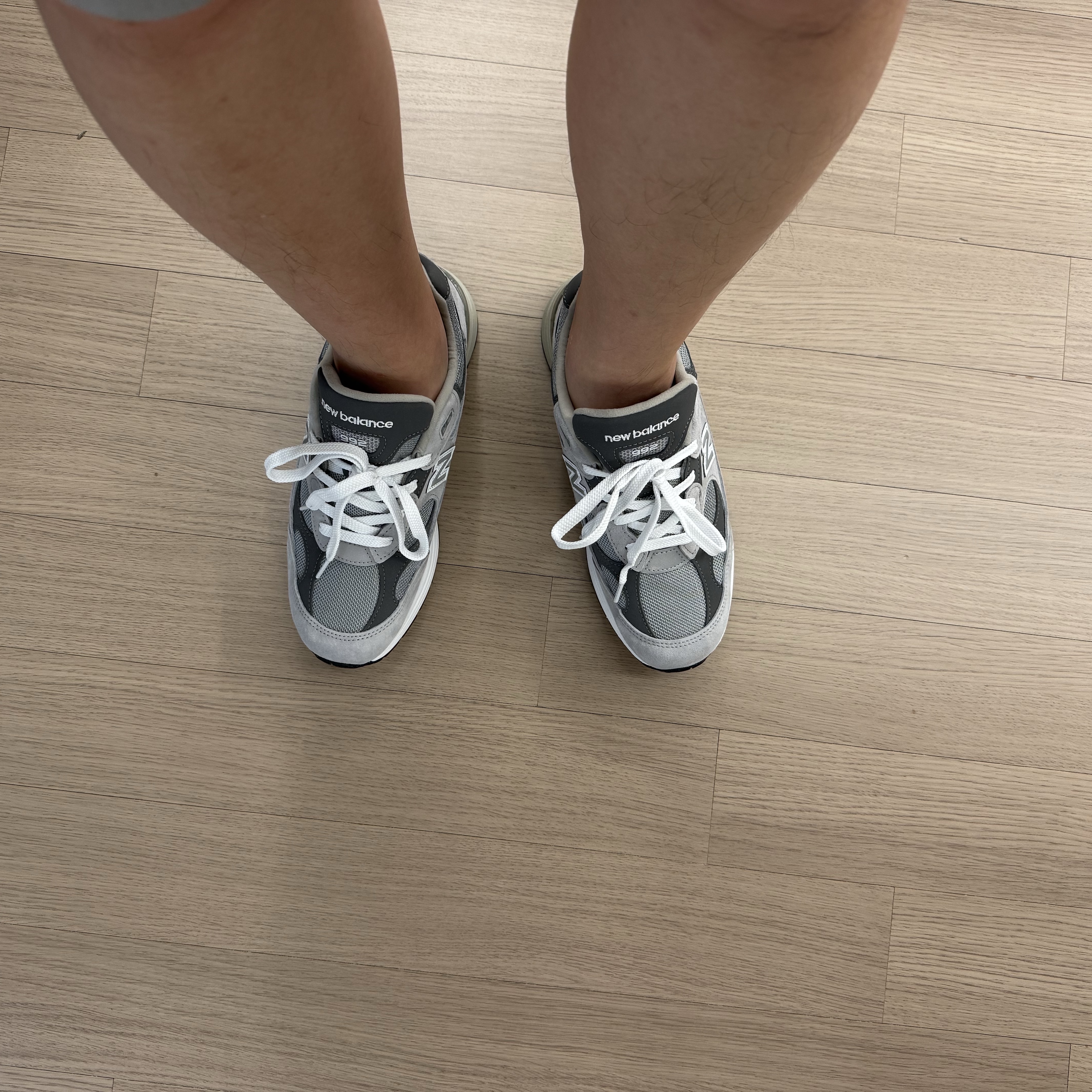 New Balance 992 Made in USA Core Grey Silver Metallic 착용 스타일 - 6
