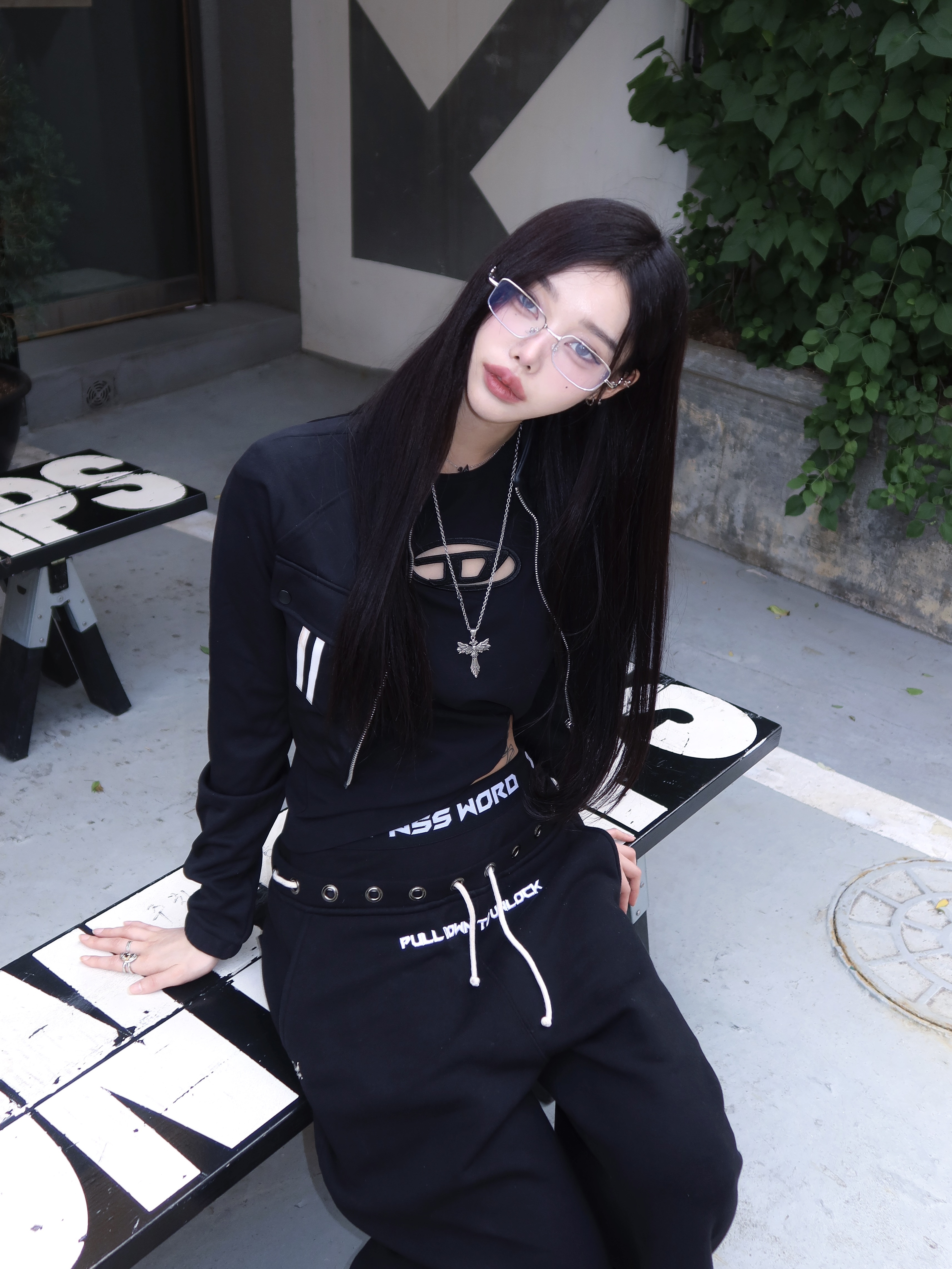 (W) Diesel T-Angie Peekaboo Logo T-Shirt Black 착용 스타일 - 1