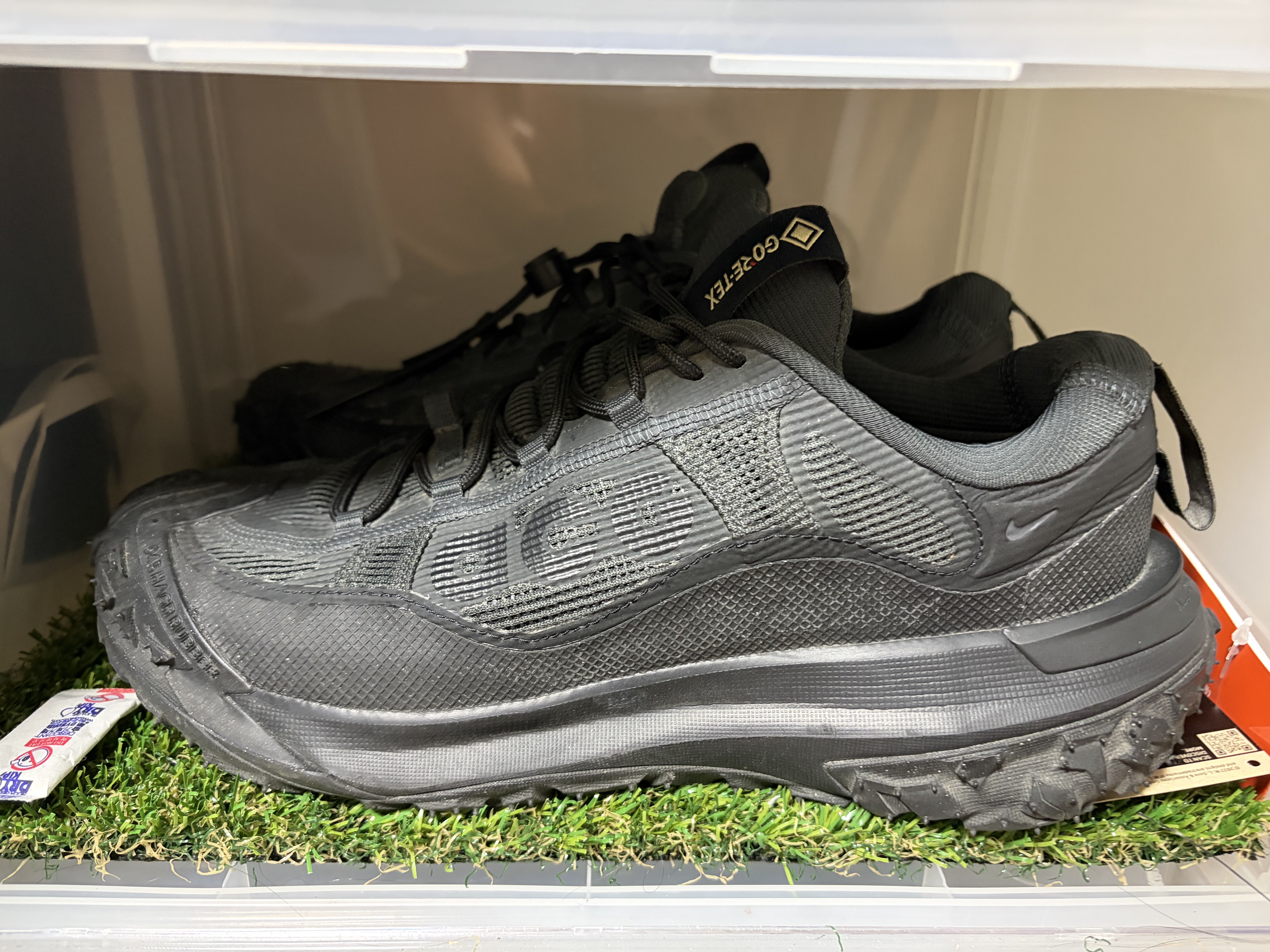 Nike ACG Mountain Fly 2 Low Gore-Tex Black and Dark Smoke Grey 착용 스타일