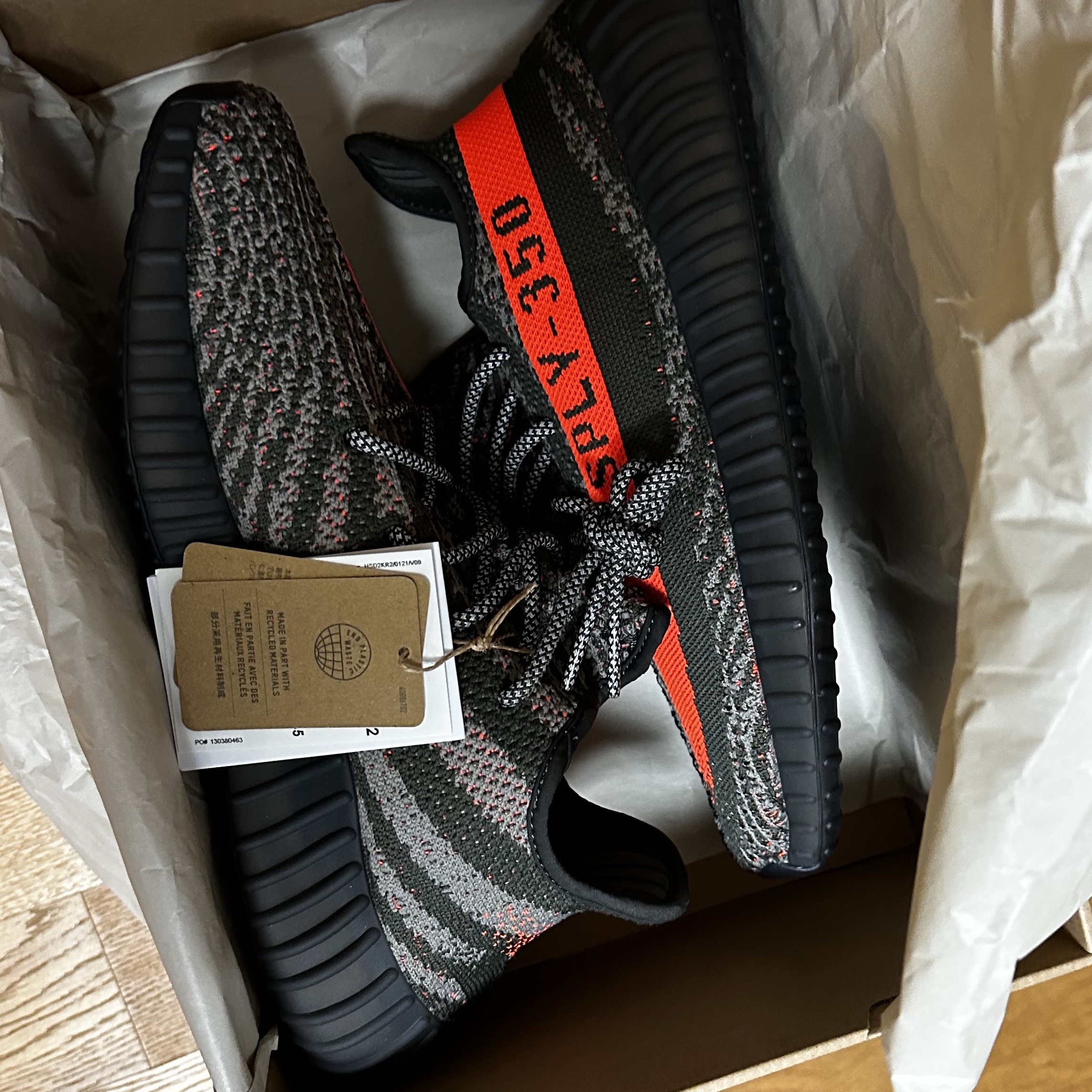 Adidas Yeezy Boost 350 V2 Carbon Beluga 착용 스타일