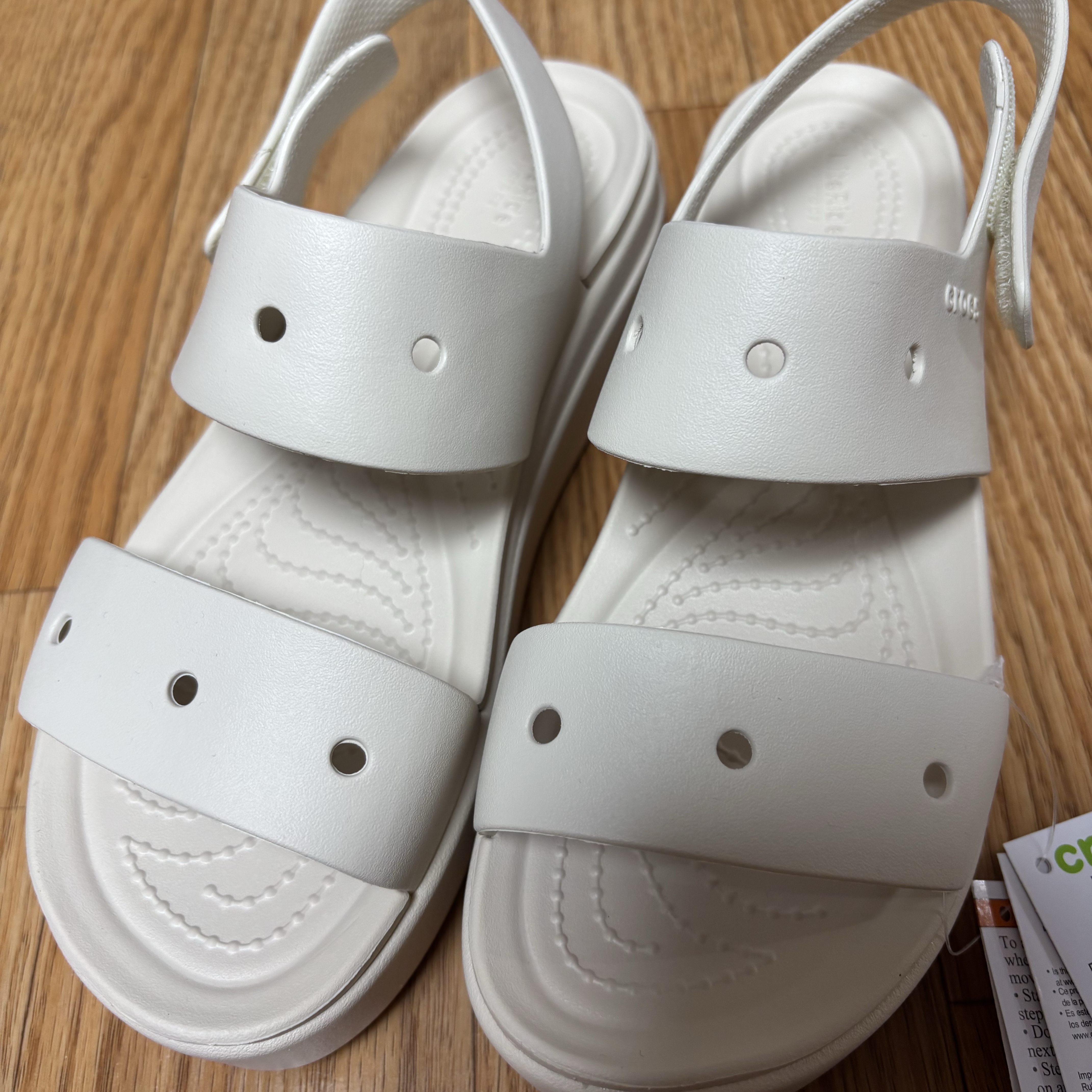 (W) Crocs Brooklyn 4U Sandal Stucco 착용 스타일