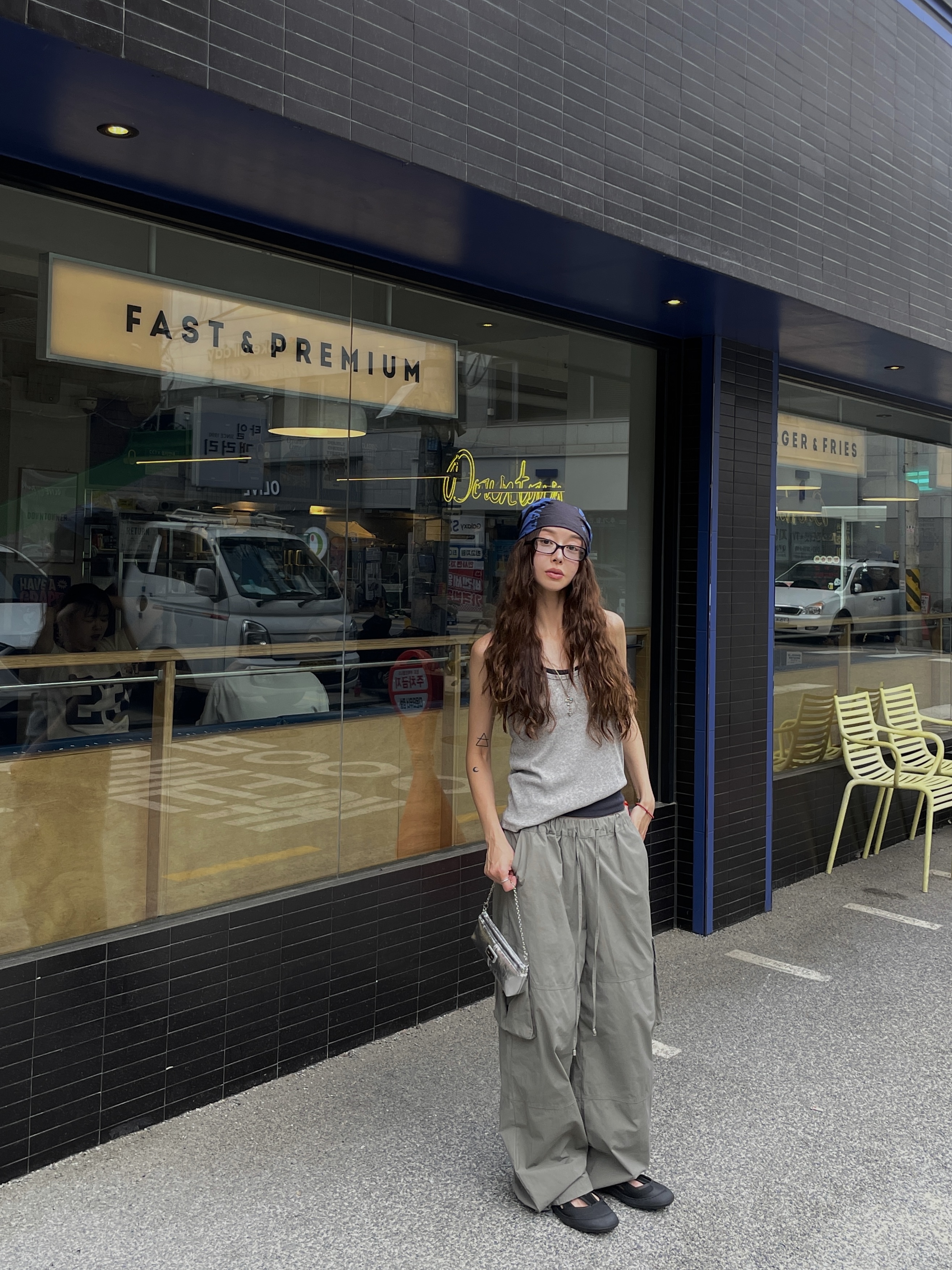 Matin Kim Matin Soft Square Sunglasses Black, NegativeThree VERT ARC Sandals Black 착용 스타일 - 7