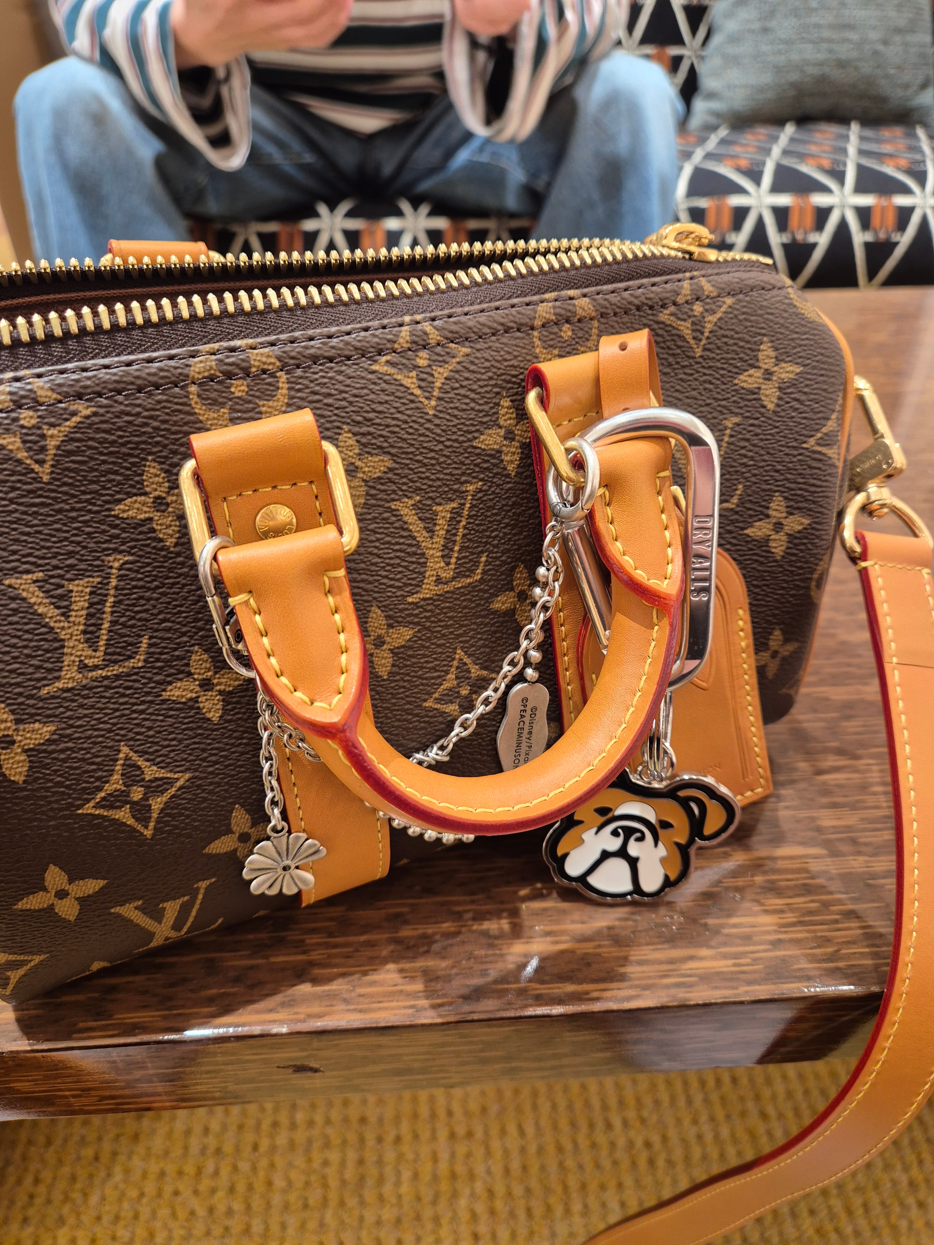 Louis Vuitton Keepall Bandoulier 25 Blown Up Monogram, Casetify x Peaceminusone x Toy Story The First Fan Fashion Key Metal Chain Wrist Strap 착용 스타일