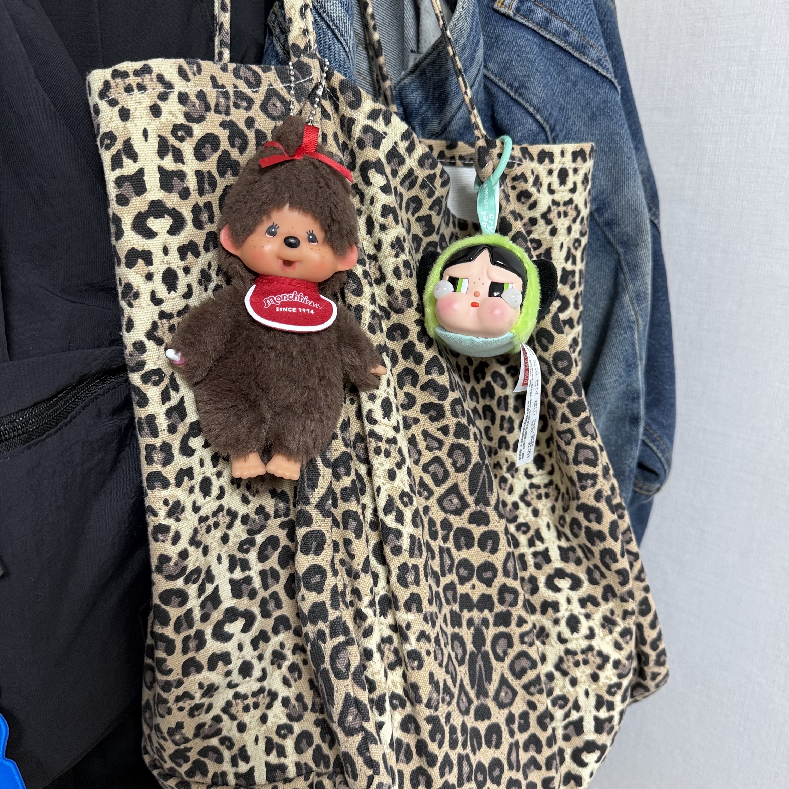 Monchhichi SS Girl Key Chain Brown, Pop Mart Crybaby x Powerpuff Girls Series Keyring Buttercup (Opened Case) 착용 스타일