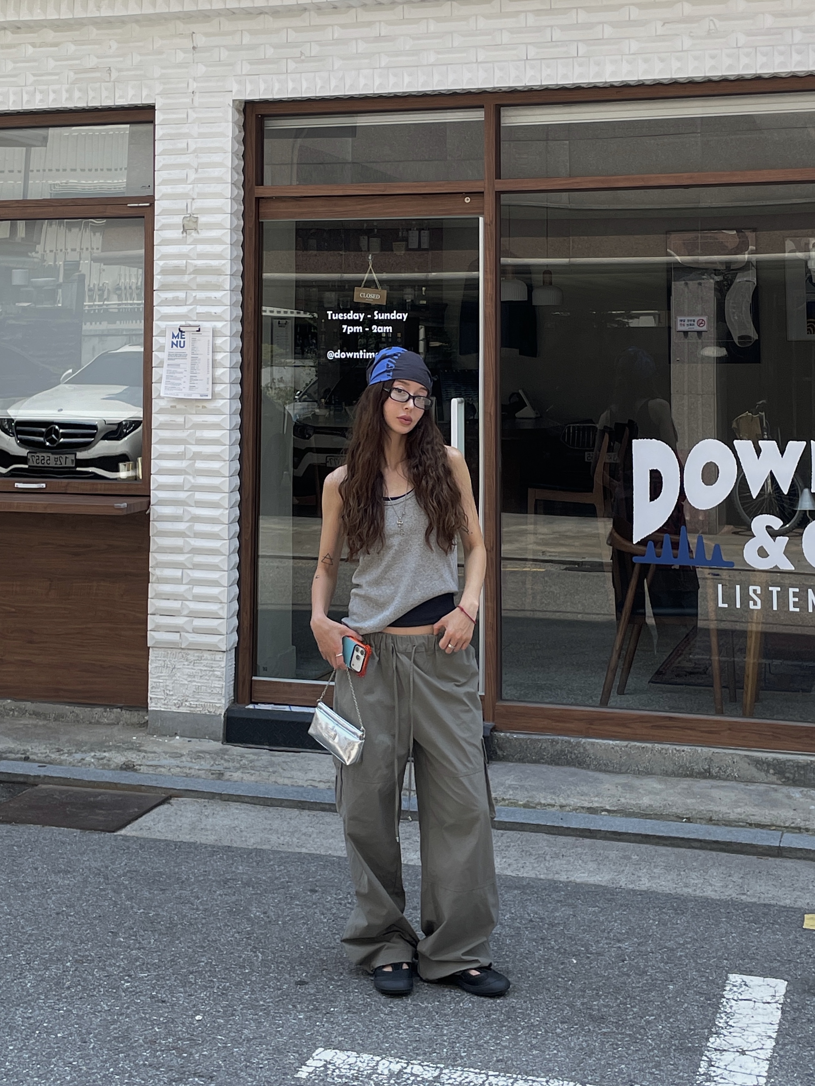 Matin Kim Matin Soft Square Sunglasses Black, NegativeThree VERT ARC Sandals Black 착용 스타일 - 2