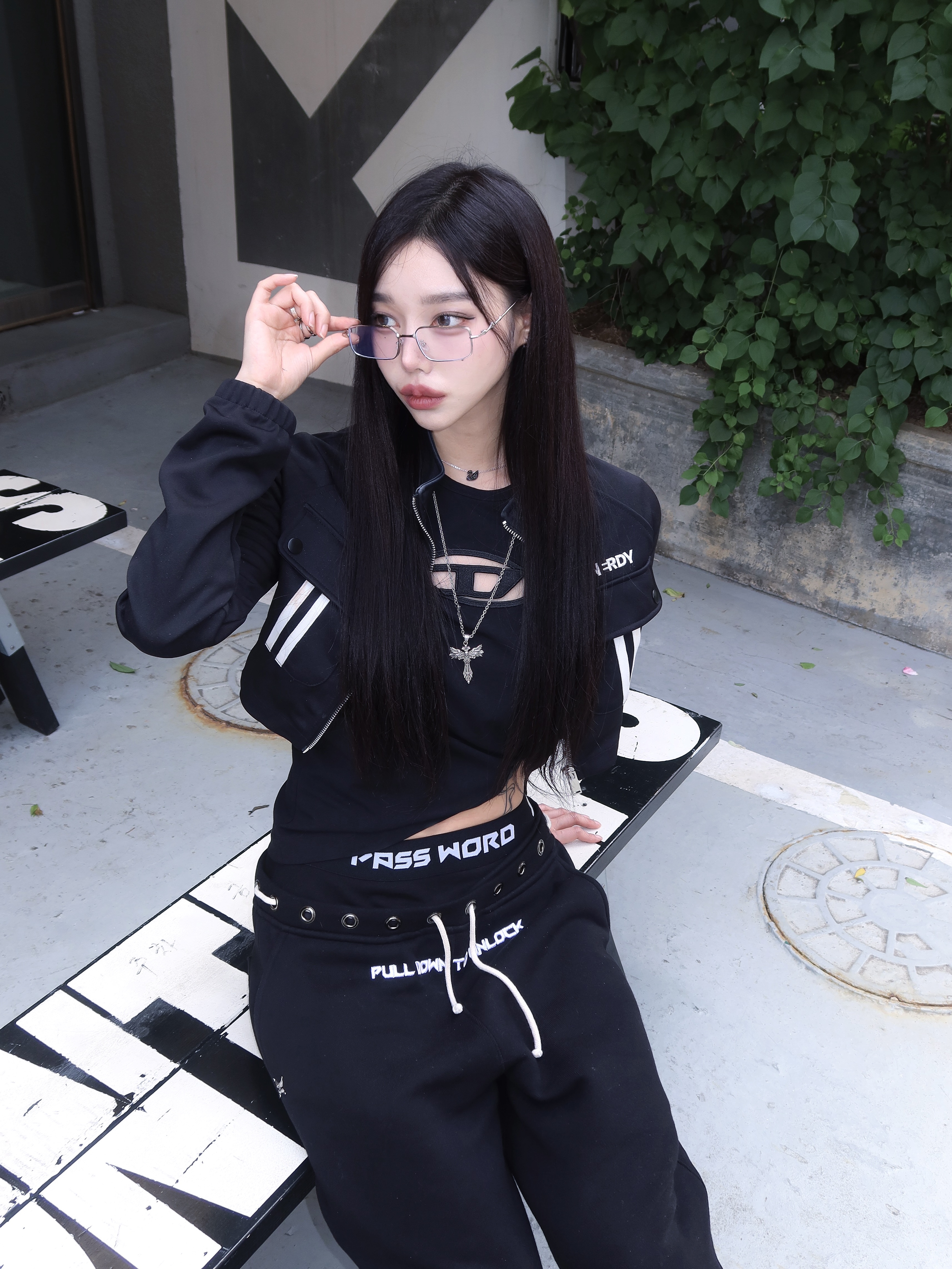 (W) Diesel T-Angie Peekaboo Logo T-Shirt Black 착용 스타일 - 3