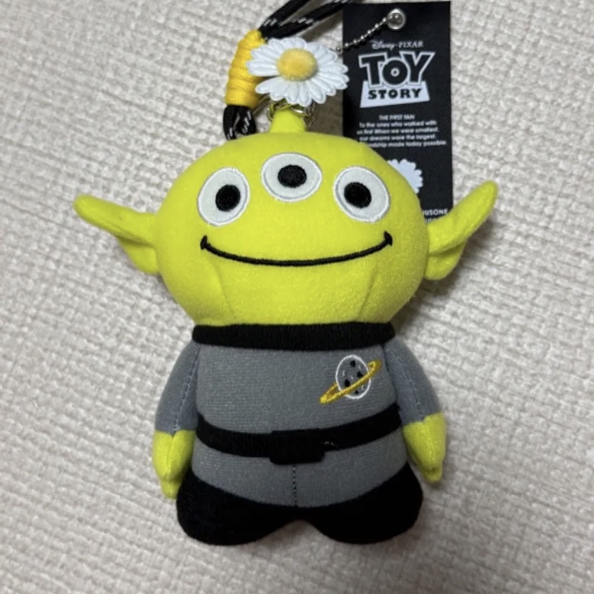 Peaceminusone x Toy Story The First Fan Plush Keyring Alien 착용 스타일