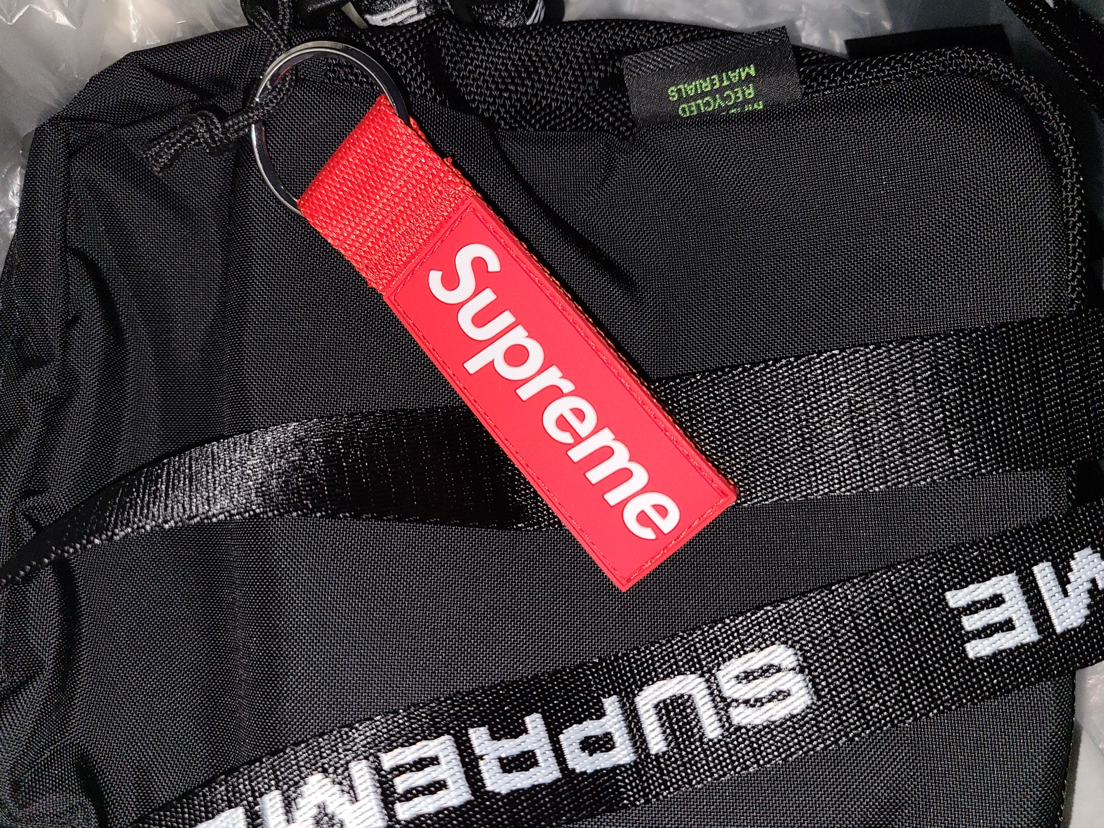Supreme Webbing Keychain Red - 26SS 착용 스타일