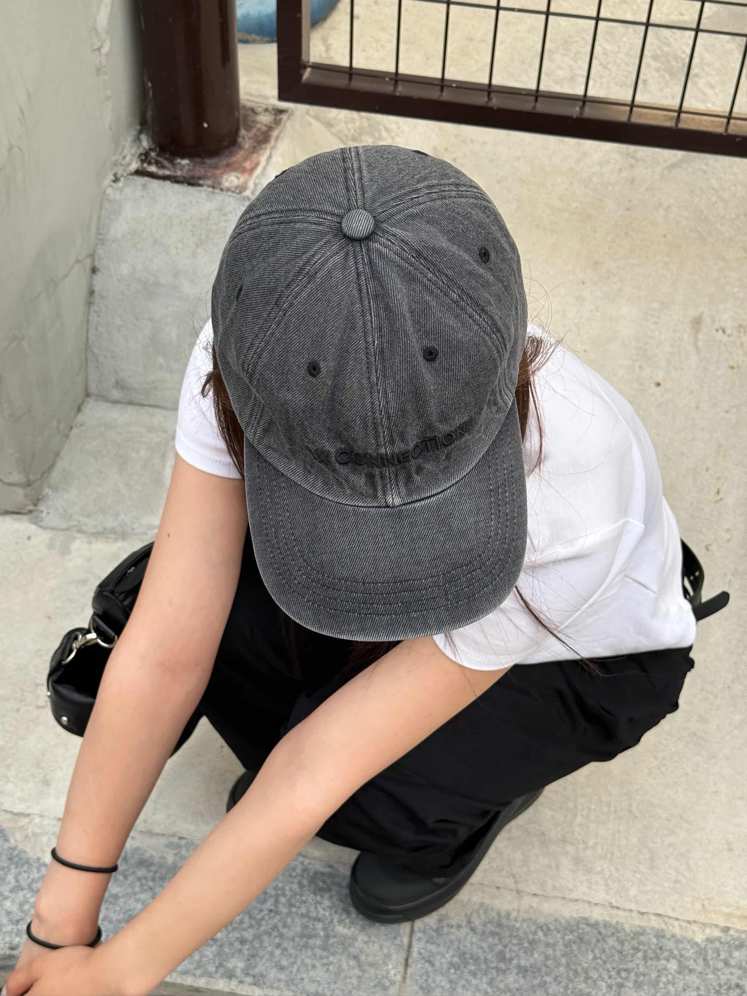 AX CONNECTION Logo Embroidered Cap Soft Grey 착용 스타일 - 3