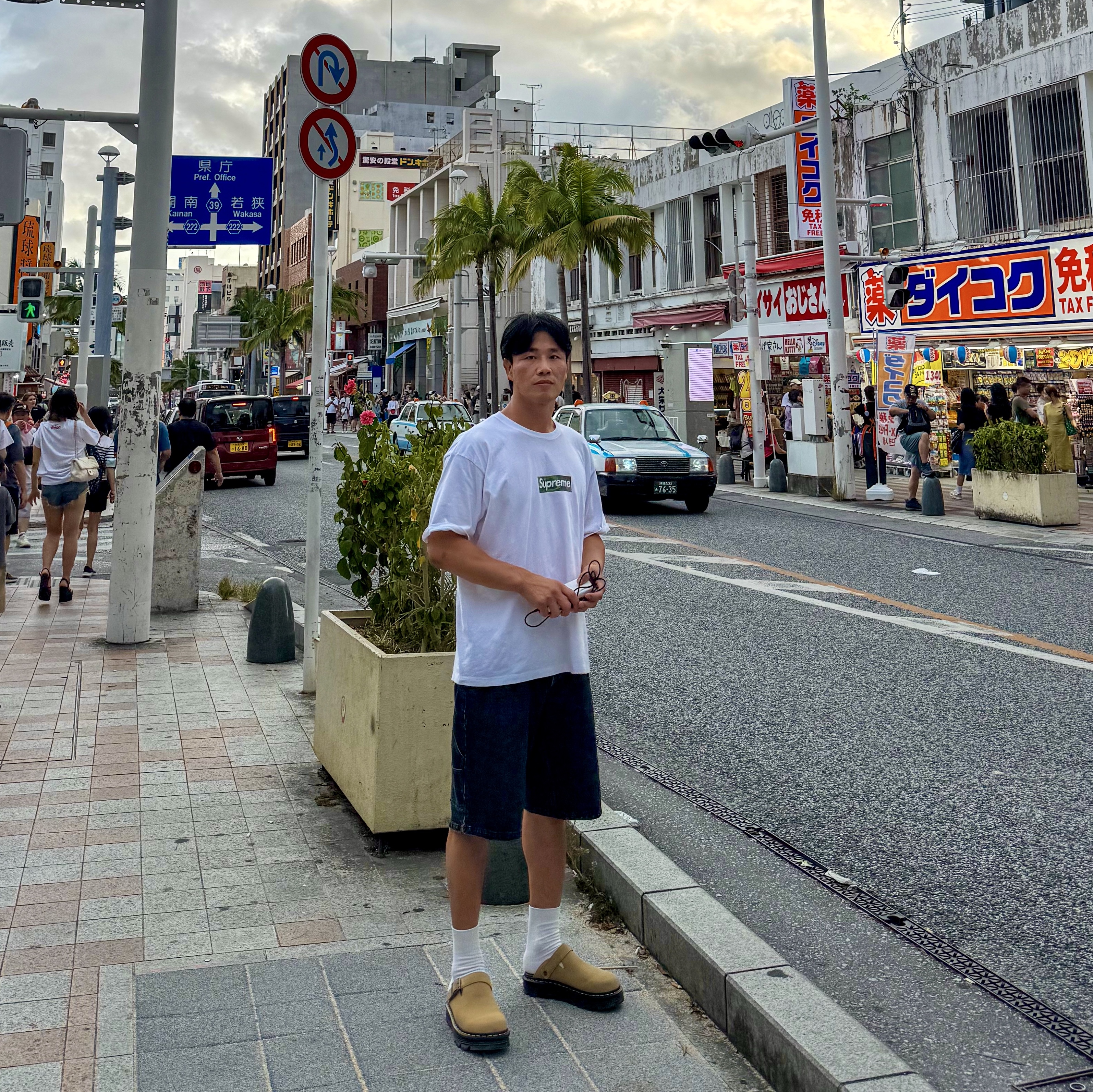 Supreme x Nike Denim Short Black - 24SS, Supreme Box Logo T-Shirt White - 23FW 착용 스타일 - 1
