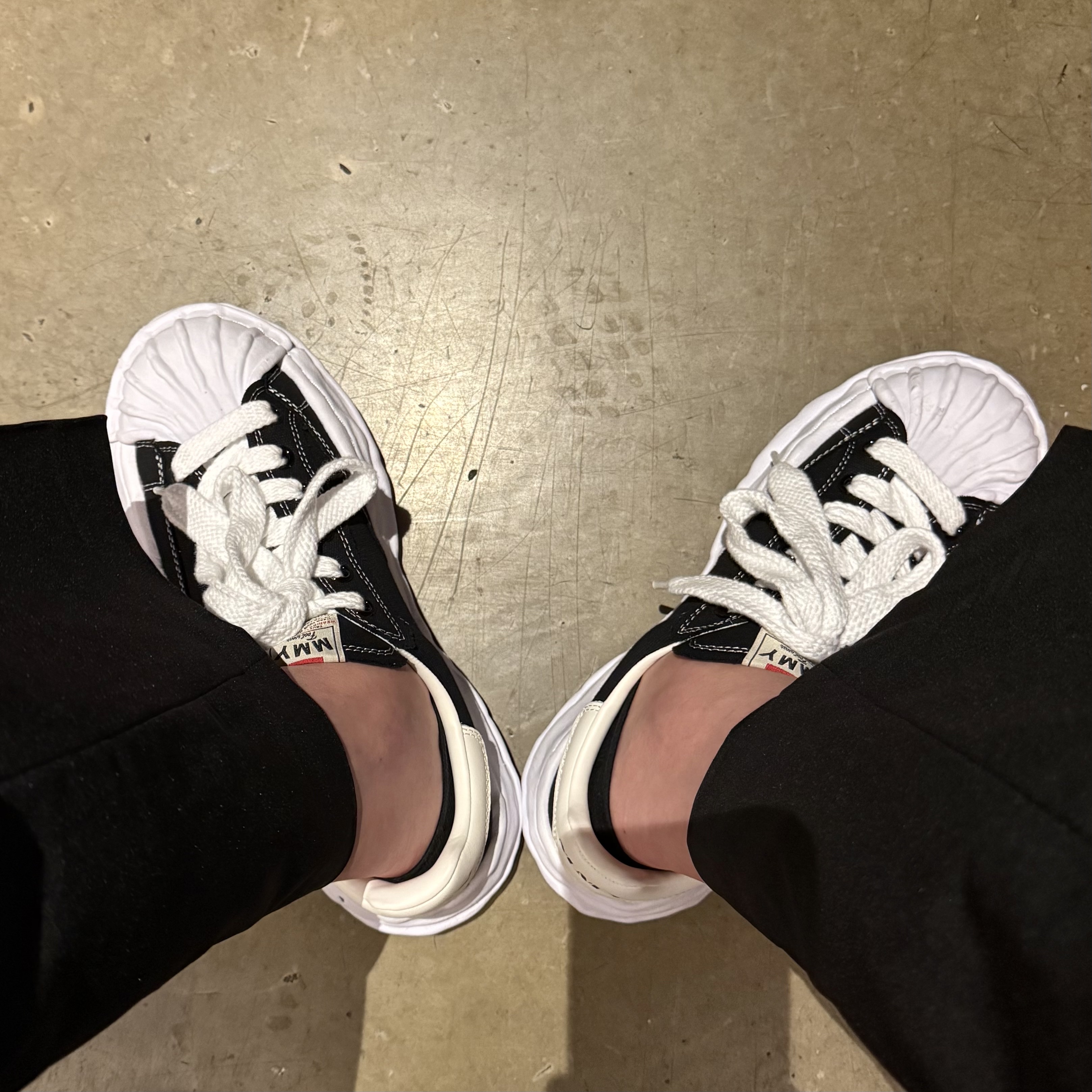 Maison Mihara Yasuhiro Blakey OG Sole Canvas Low-top Sneakers Black White 착용 스타일