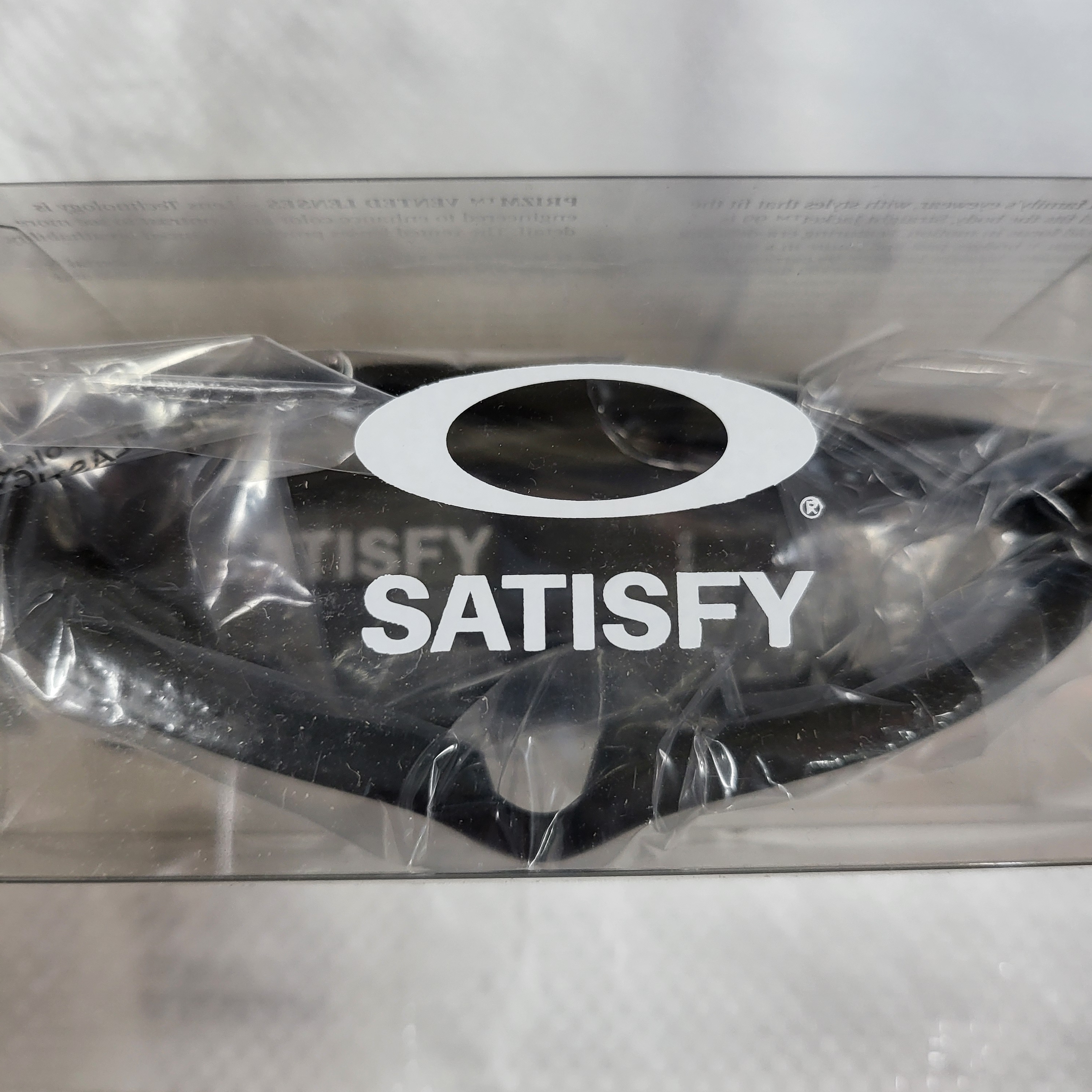 Oakley x Satisfy Straight Jacket 99 O Matter Frame Prizm Black Lense 착용 스타일