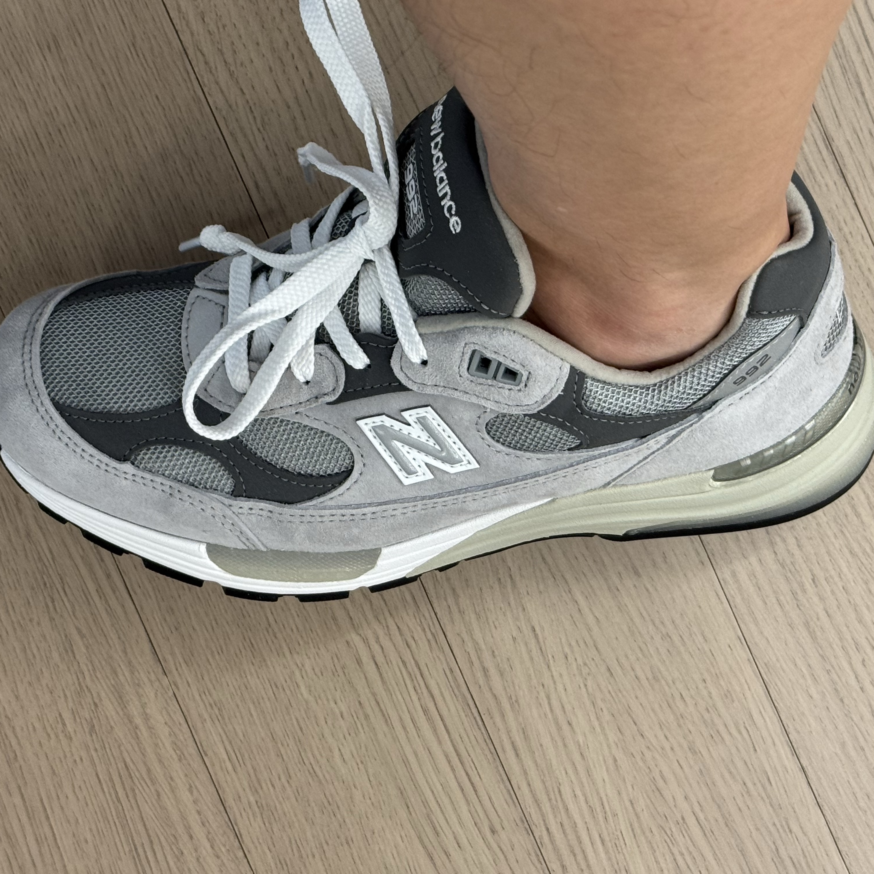 New Balance 992 Made in USA Core Grey Silver Metallic 착용 스타일 - 5