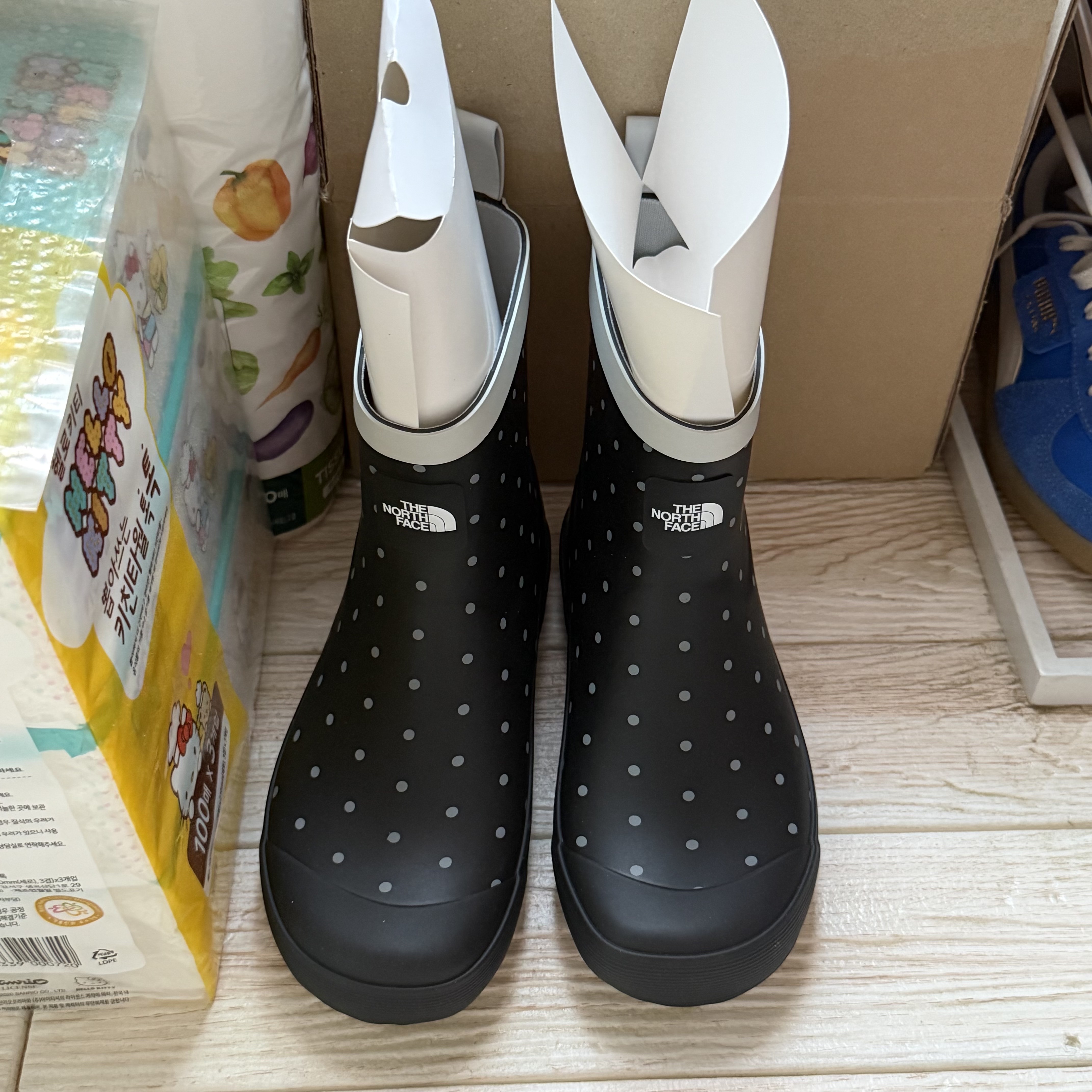 (W) The North Face White Label Semi Rainboots Black 착용 스타일 - 1