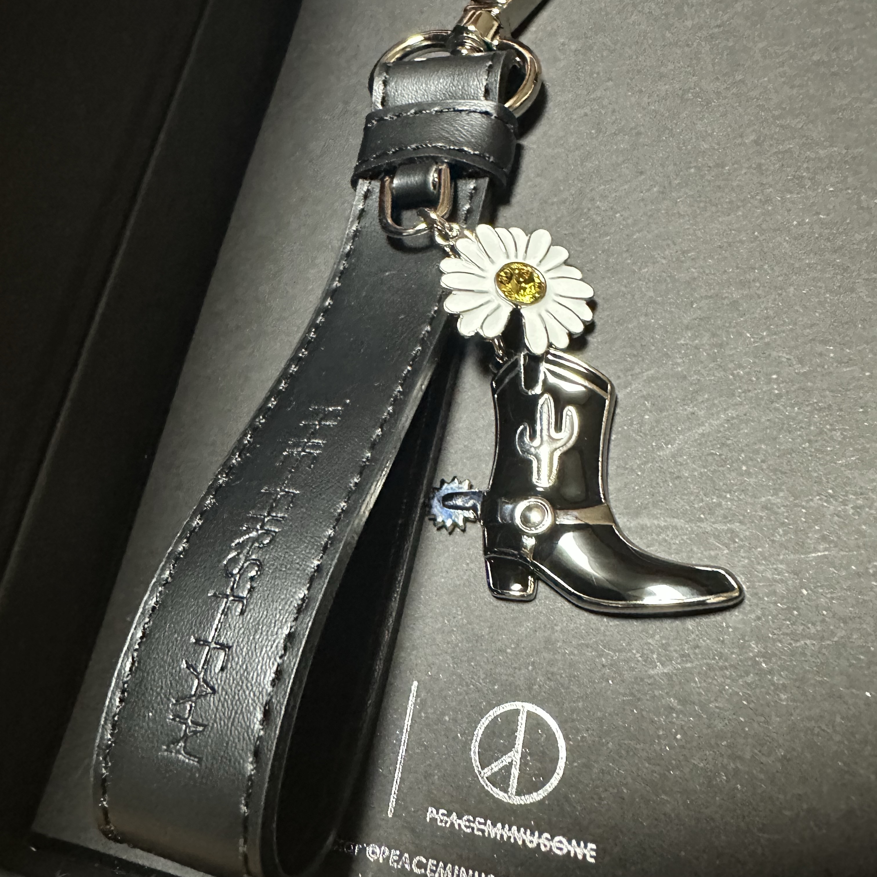 Peaceminusone x Toy Story The First Fan Fashion Keyring 착용 스타일 - 1