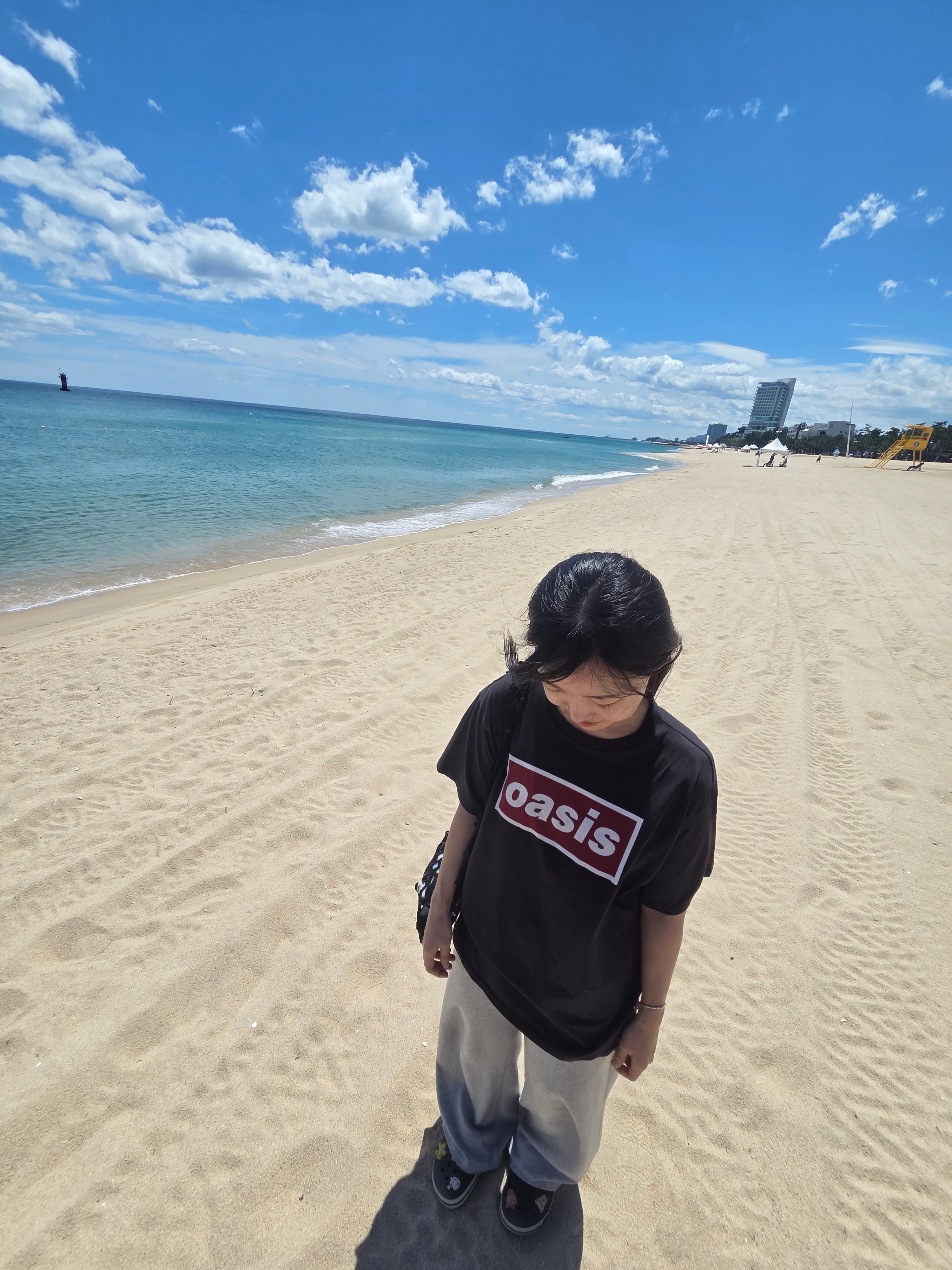 Levi's x Oasis Deca Logo T-Shirt Black 착용 스타일 - 1