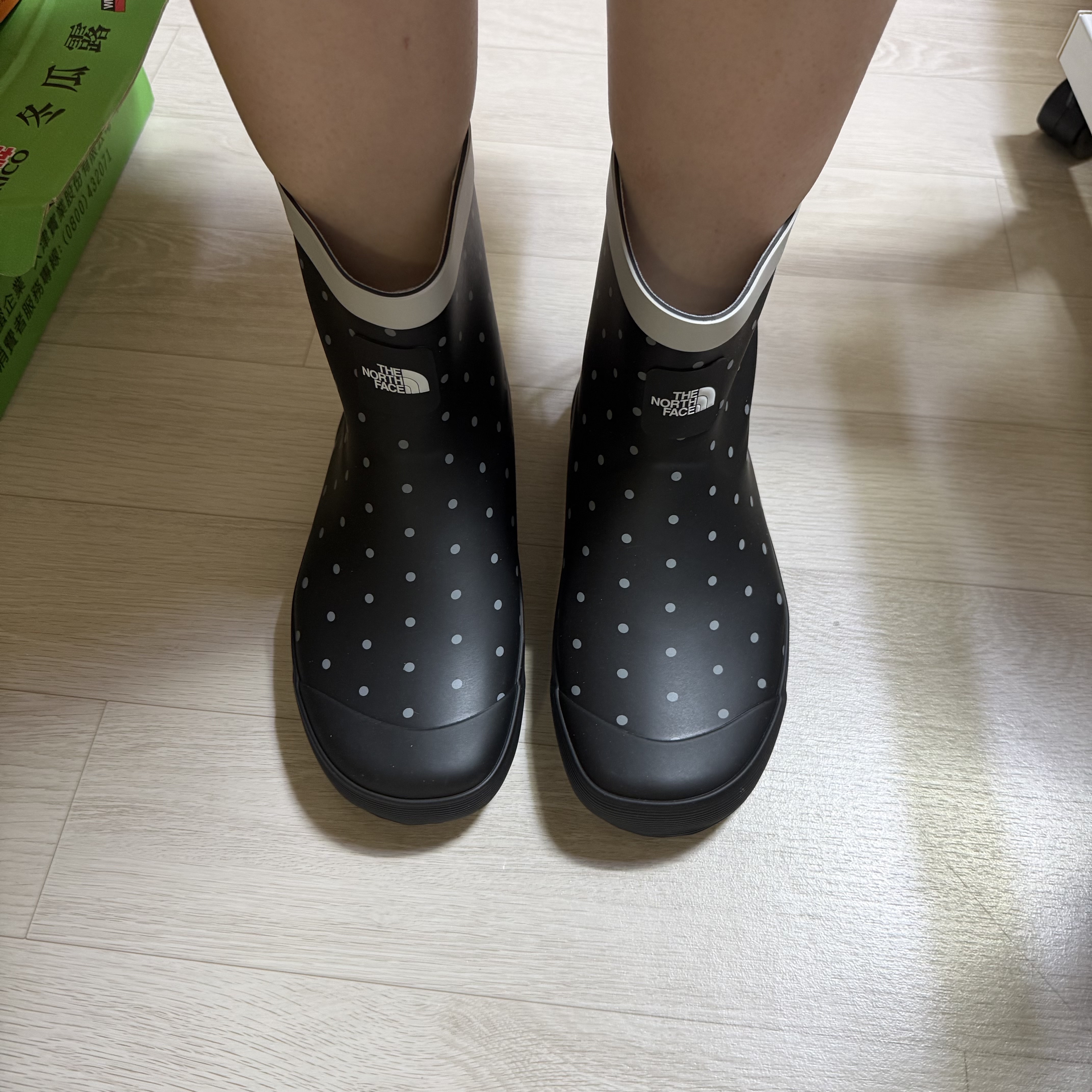 (W) The North Face White Label Semi Rainboots Black 착용 스타일 - 2