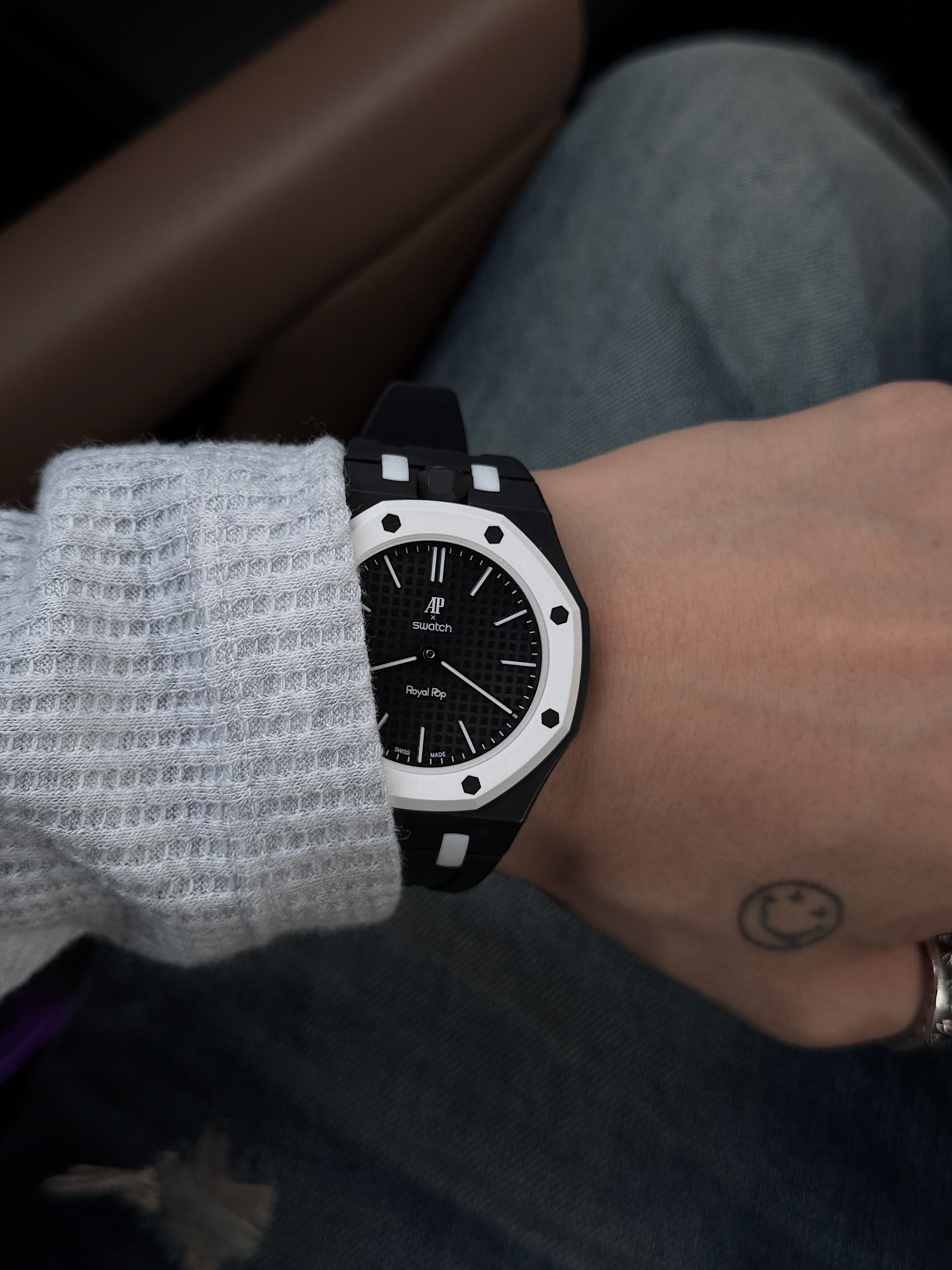 Swatch x Audemars Piguet Bioceramic Royal Pop Ocho Negro 착용 스타일 - 2