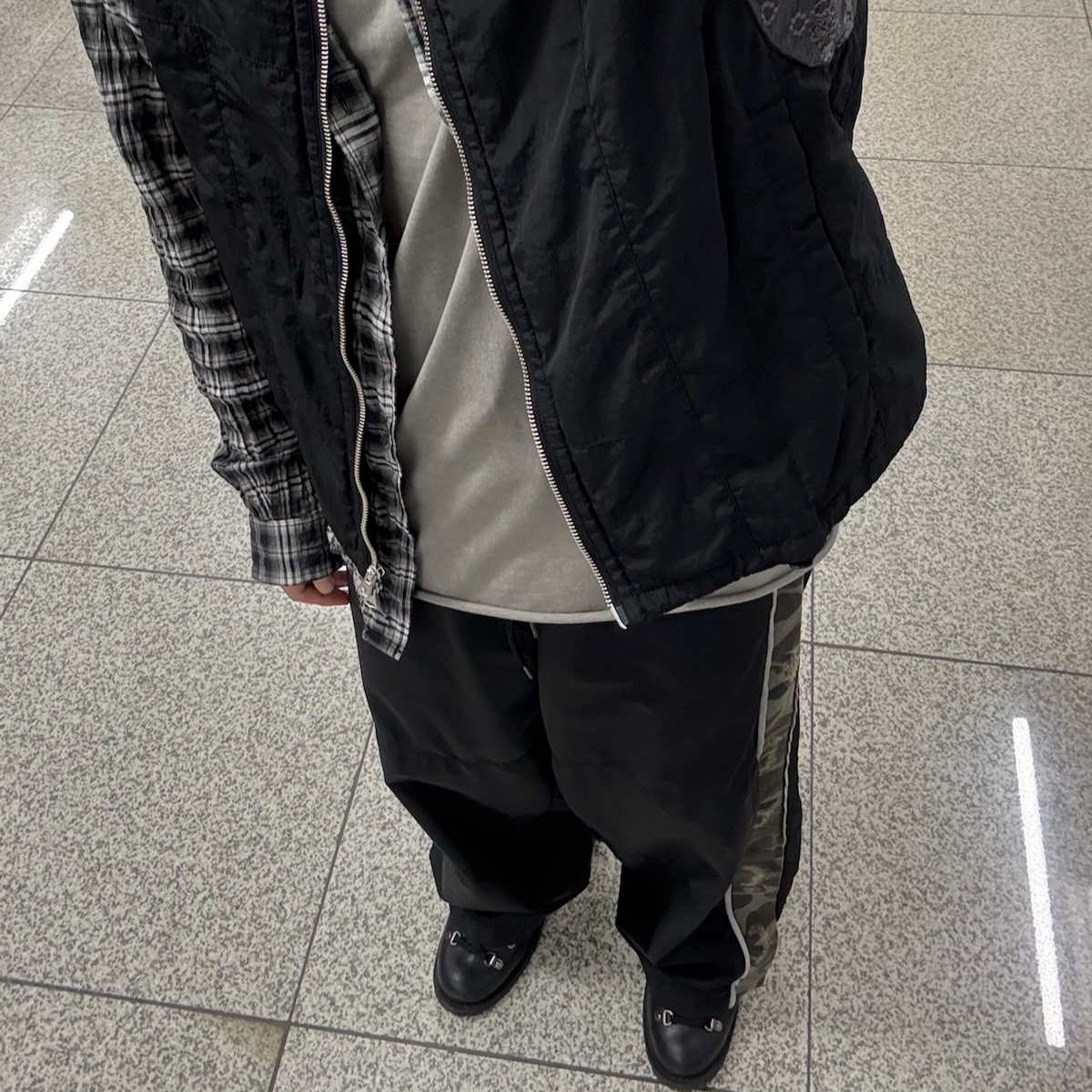 Polyteru Loosed Track Pants (Side Camou) Black 착용 스타일