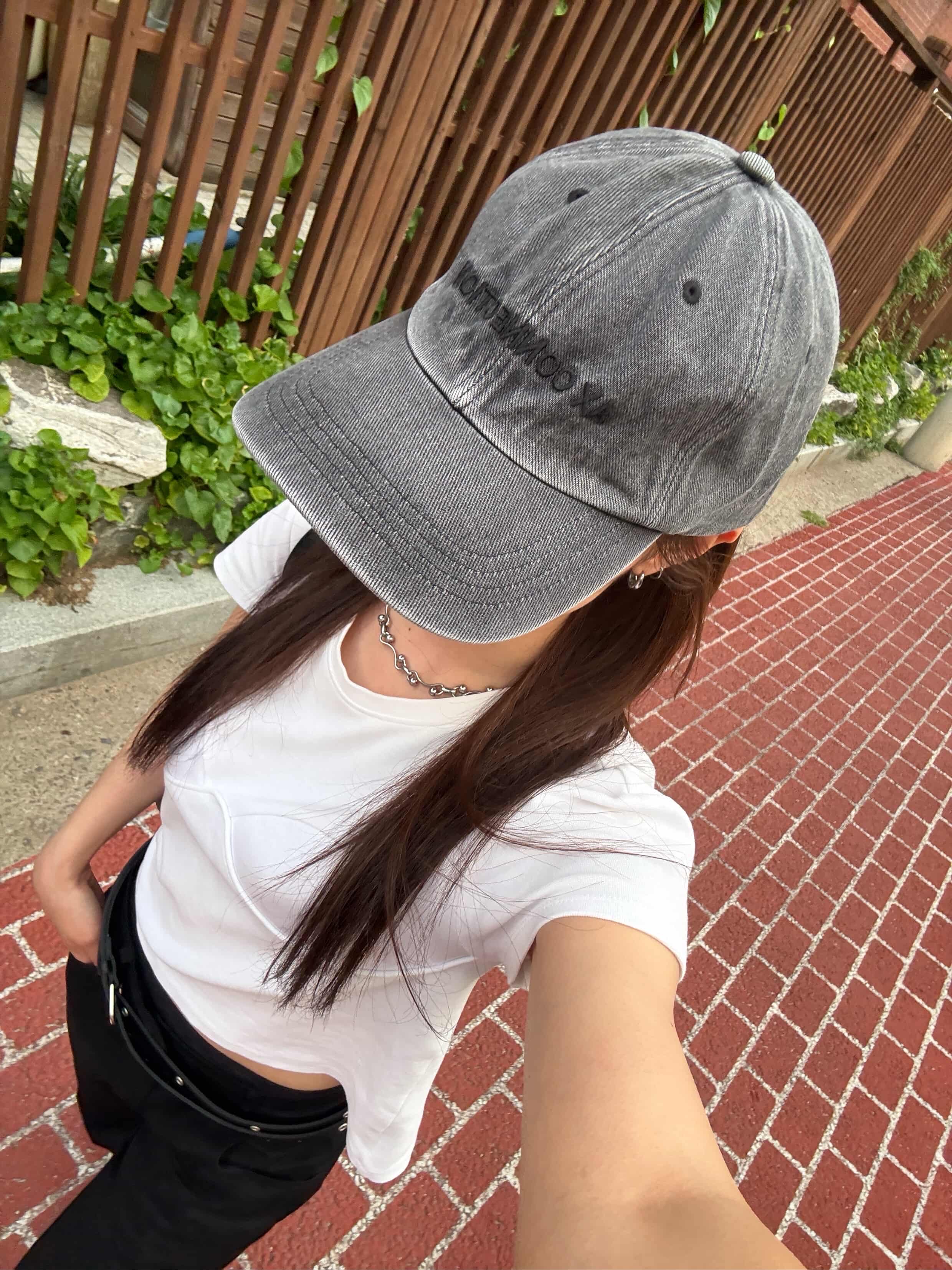 AX CONNECTION Logo Embroidered Cap Soft Grey 착용 스타일 - 1