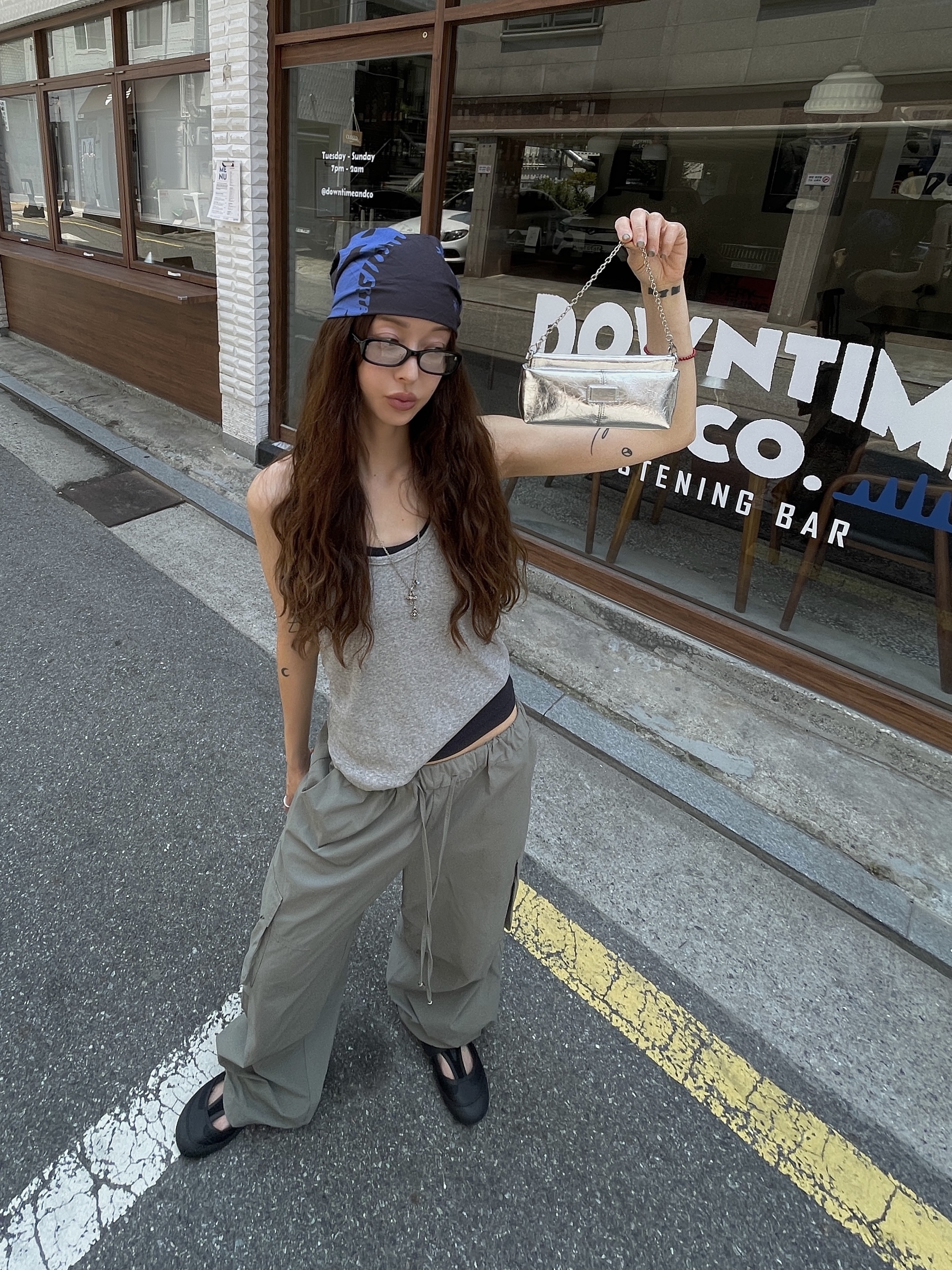 Matin Kim Matin Soft Square Sunglasses Black, NegativeThree VERT ARC Sandals Black 착용 스타일 - 4