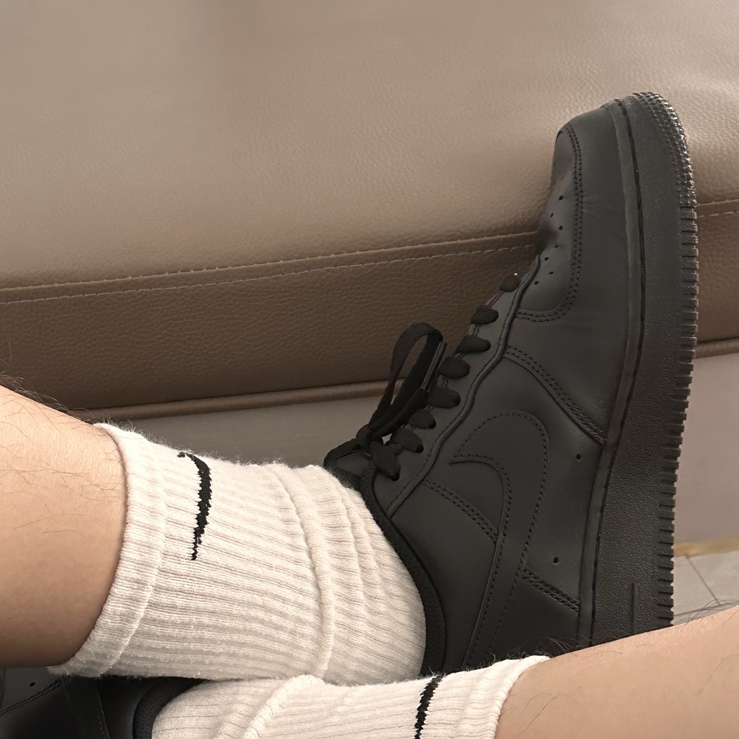 Nike Air Force 1 '07 Low Triple Black 착용 스타일