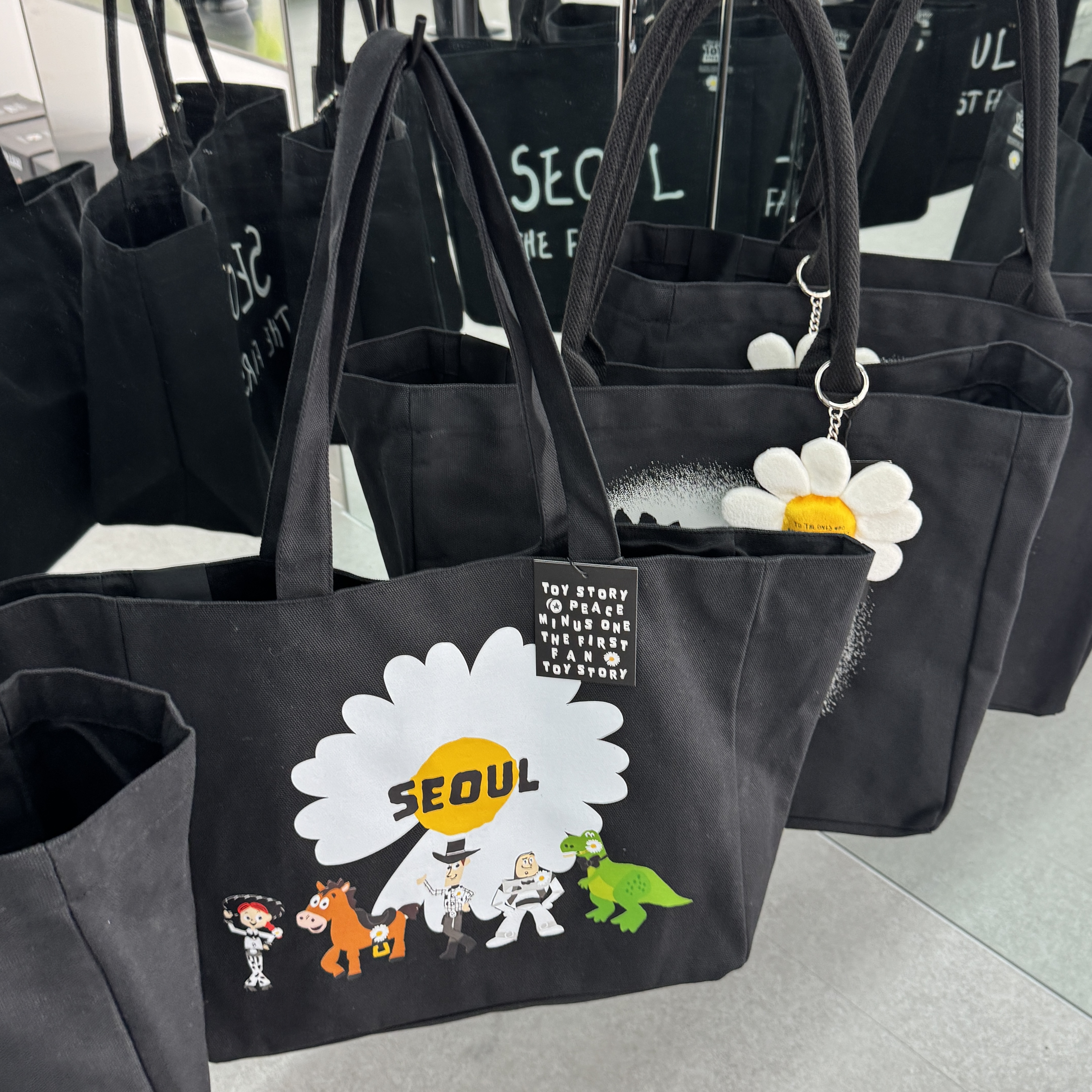 Peaceminusone x Toy Story The First Fan Bag 02 착용 스타일