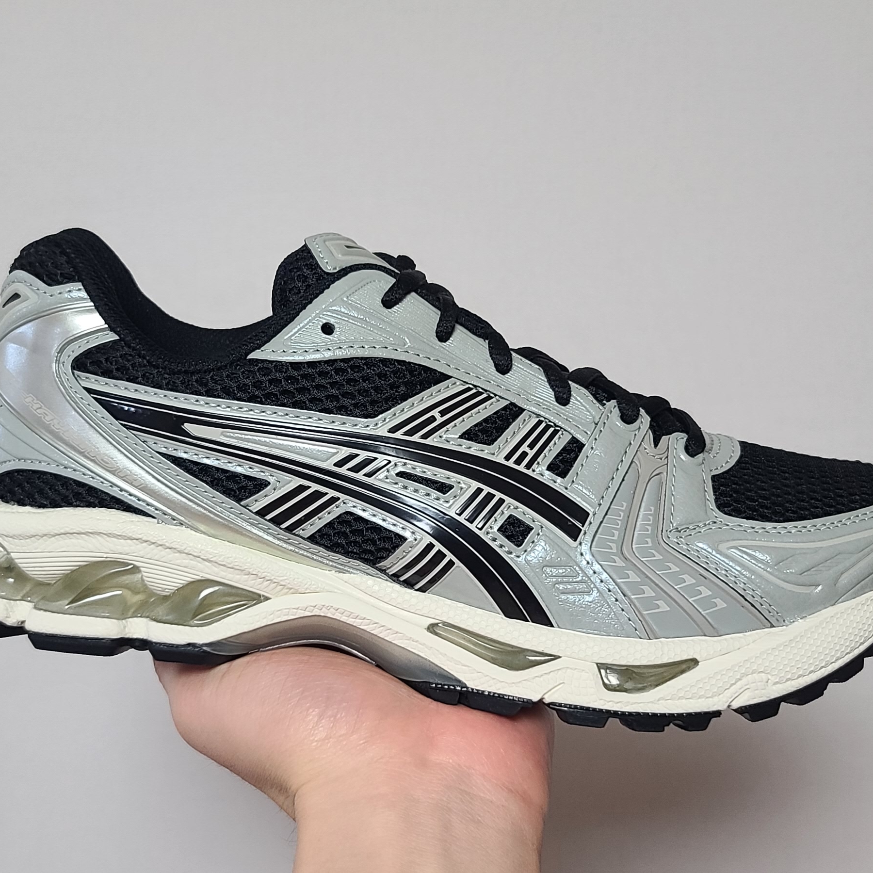 Asics Gel-Kayano 14 Black Seal Grey 착용 스타일