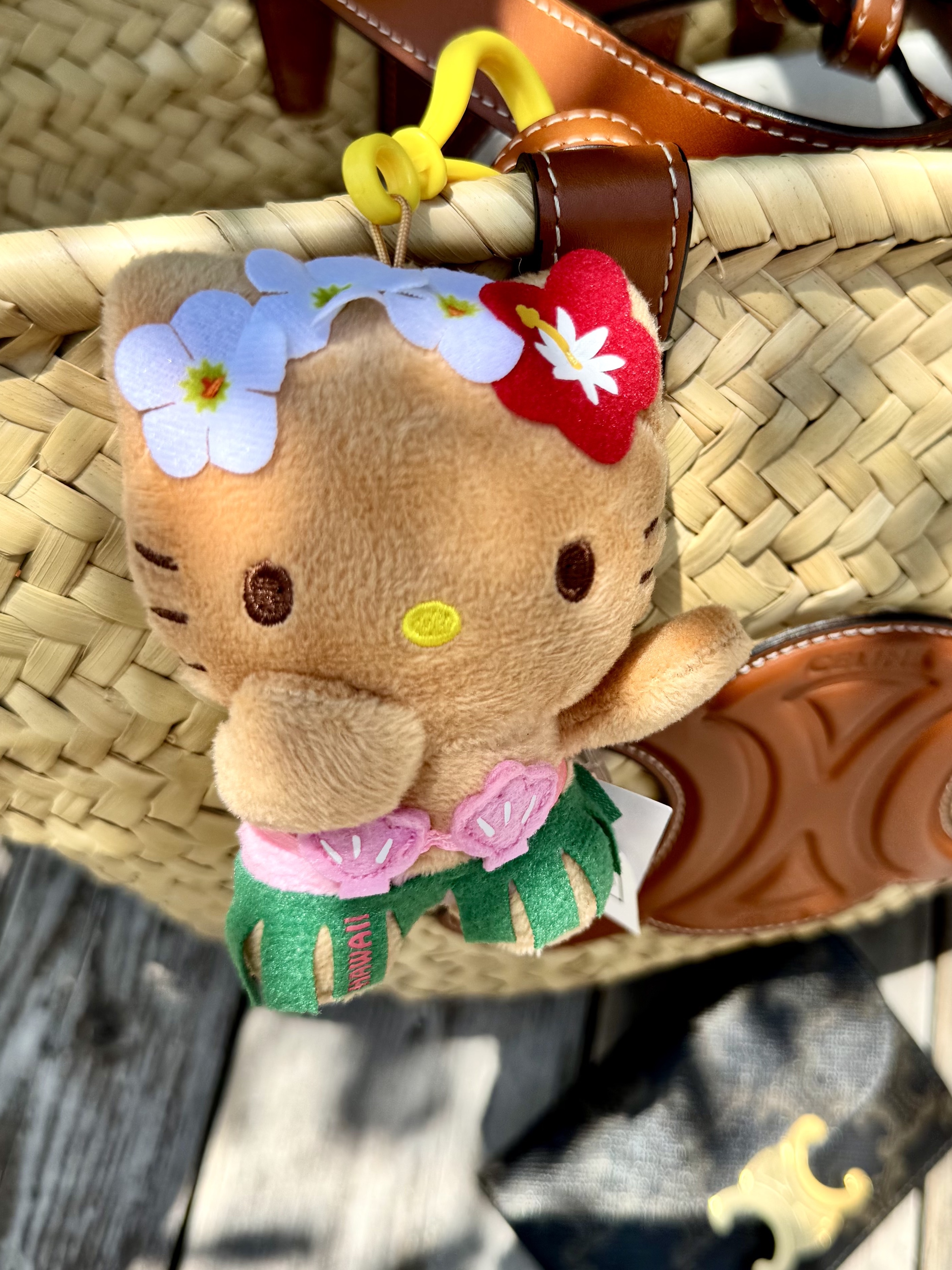 Sanrio Hello Kitty Hula Kiss 4" Hawaii Series Plush, COS Scallop Crossbody Bag Light Beige 착용 스타일 - 3