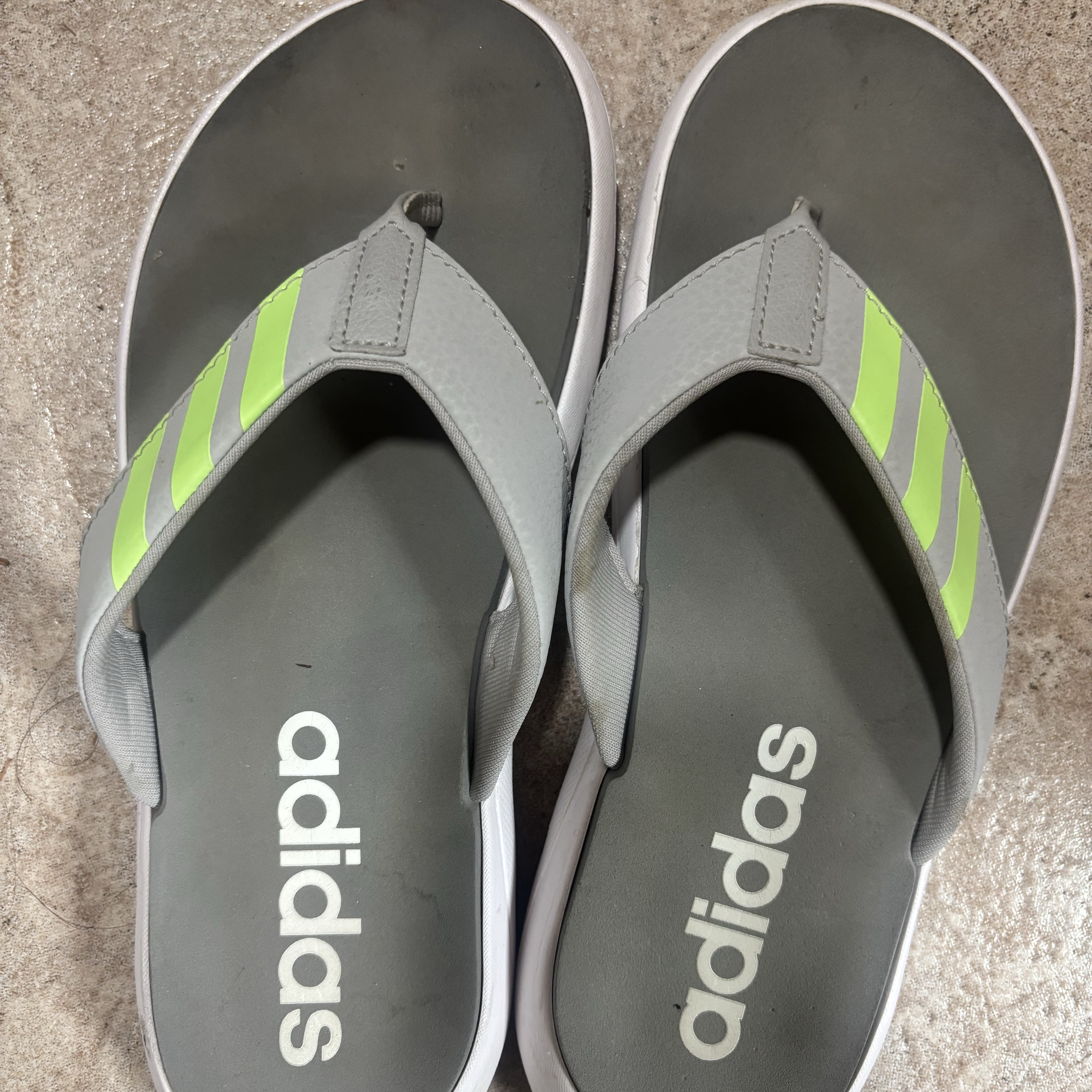 Adidas Comfort Flip Flops Grey Two Green Spark Cloud White 착용 스타일