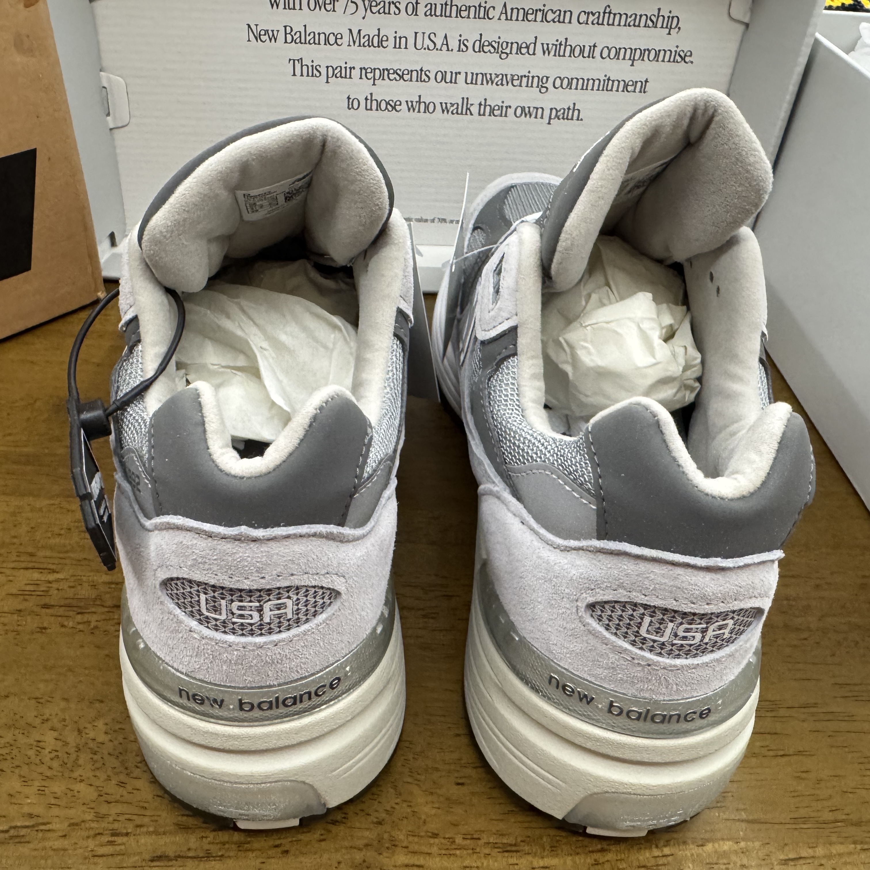 New Balance 992 Made in USA Core Grey Silver Metallic 착용 스타일 - 3