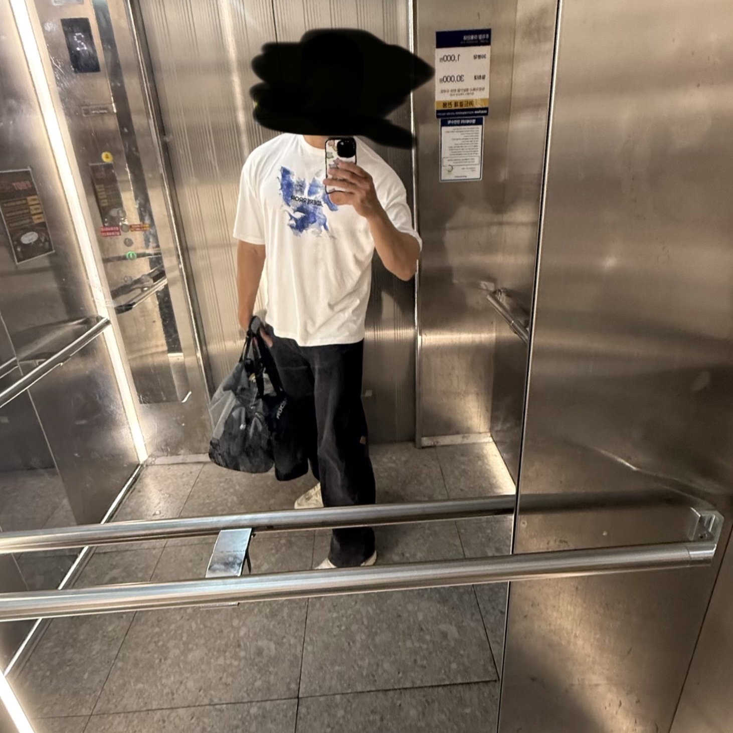 Ader Error Azure T-Shirt Off White, Ader Error Sig; TRS Tag Jeans 04 Noir 착용 스타일