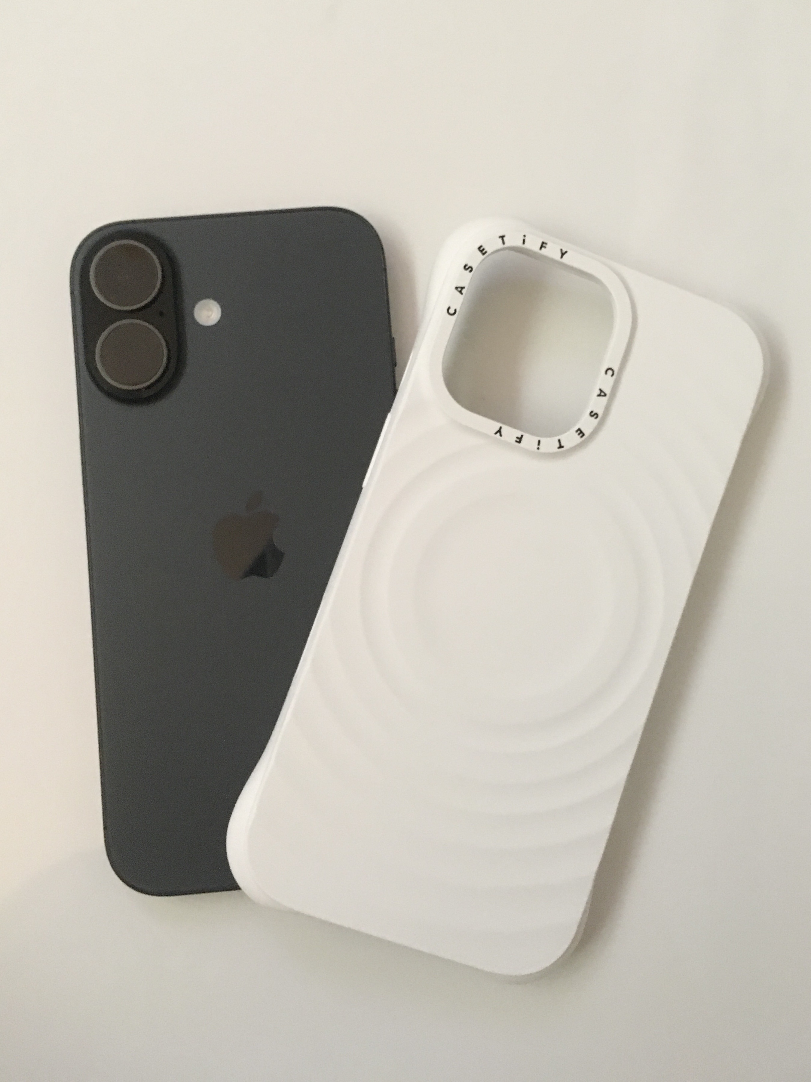 Casetify iPhone MagSafe Ripple Case White, Apple iPhone 17 256GB Black 착용 스타일 - 2