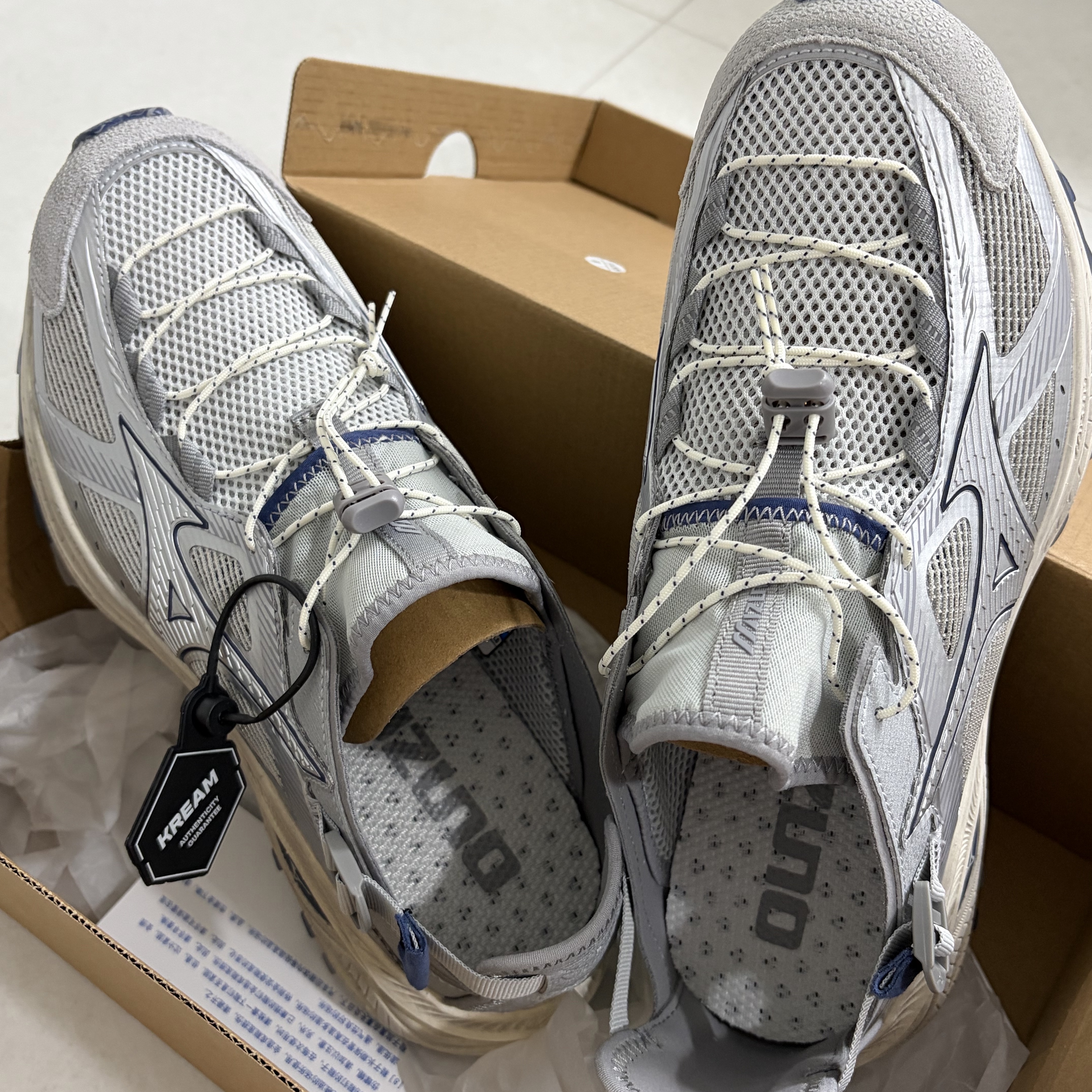 Mizuno Racer Trail SE V2 Silver Grey 착용 스타일