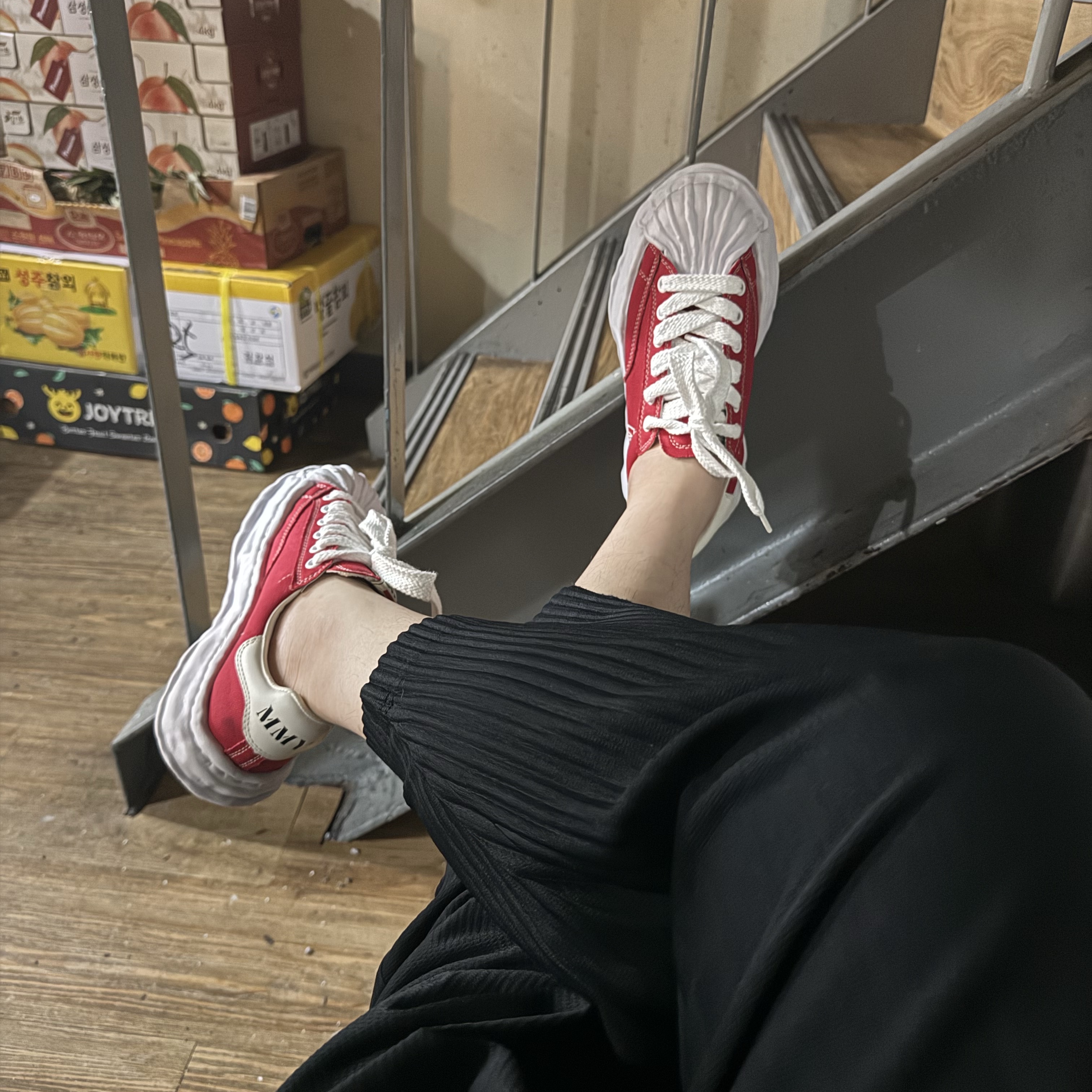 Maison Mihara Yasuhiro Blakey OG Sole Canvas Low-top Sneakers Red White, Homme Plisse Issey Miyake Basics Pants Black 착용 스타일
