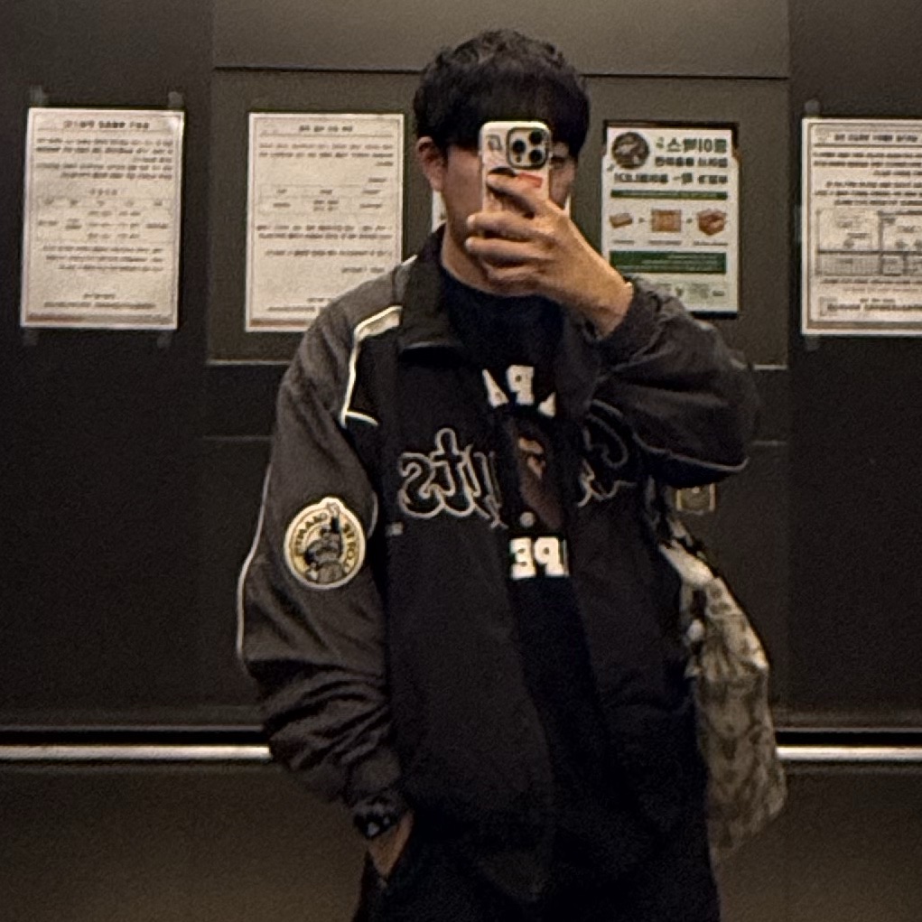Polyteru x Lotte Giants Dugout Retro Jumper Black 착용 스타일