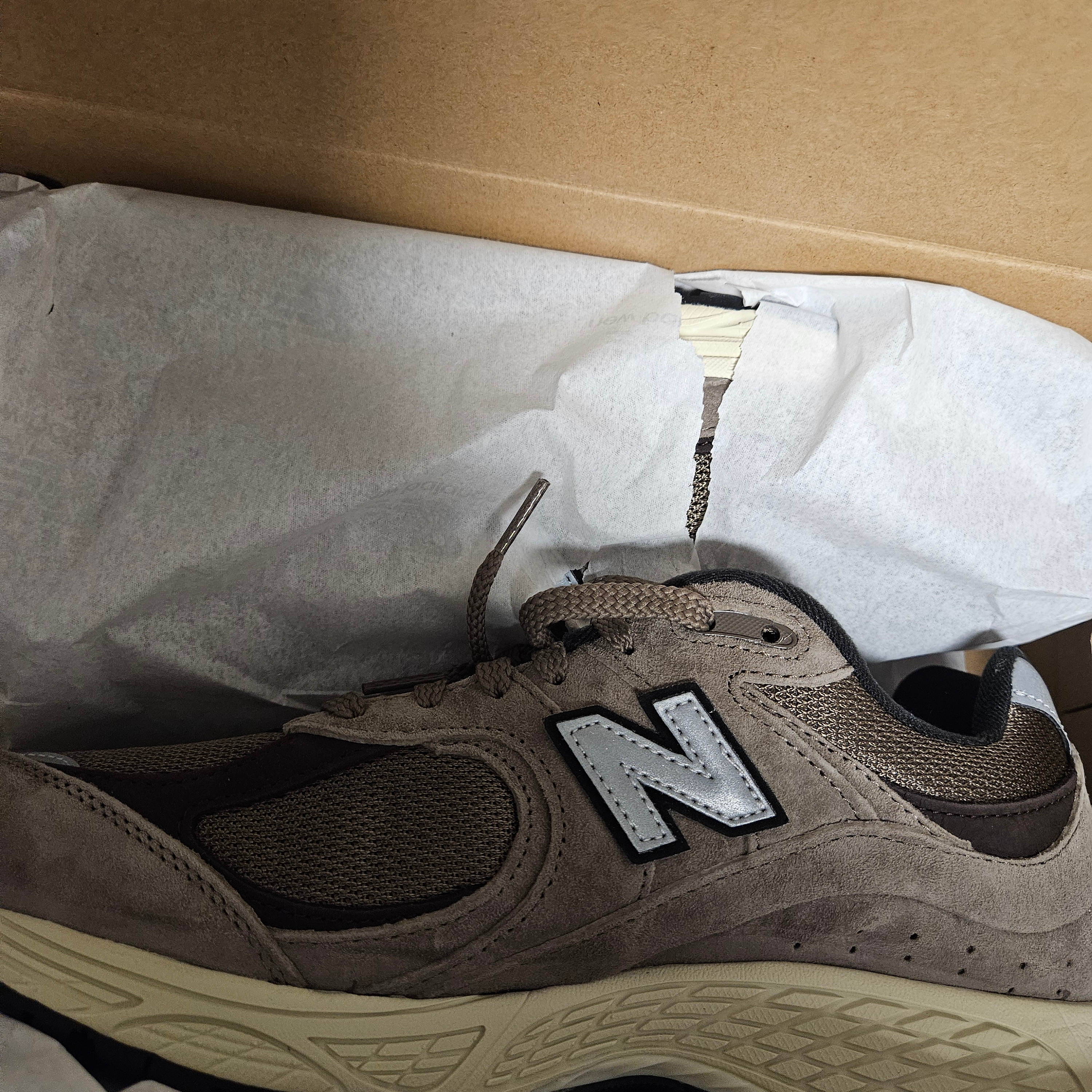 New Balance 2002 Brown 착용 스타일